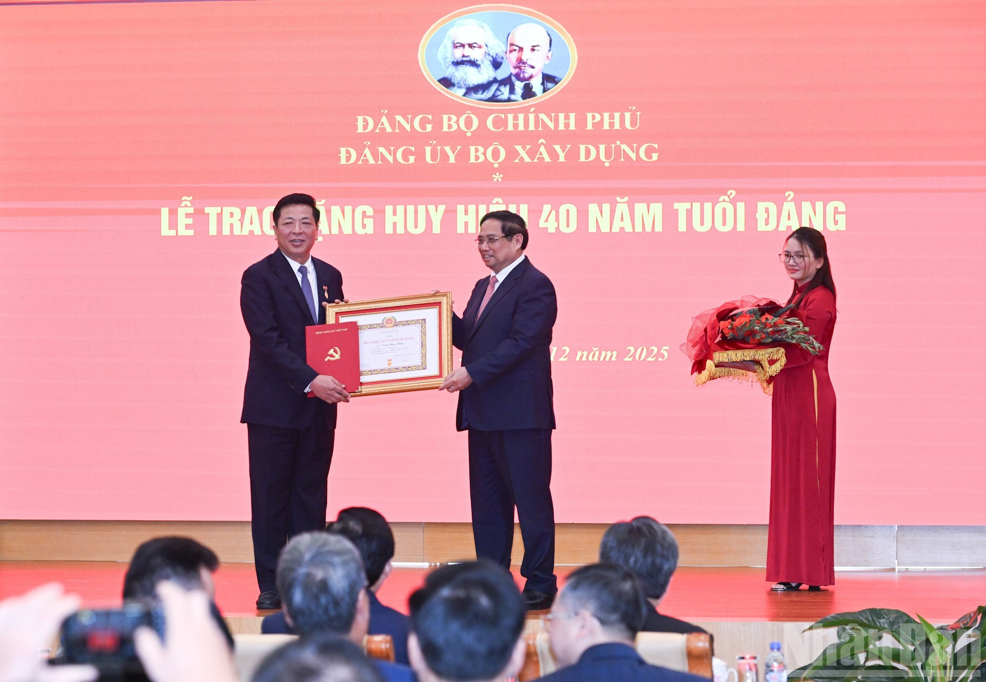 Minh Chinh entrega la insignia por los 40 años de afiliación al Partido Comunista de Vietnam al ministro de Construcción, Tran Hong Minh.