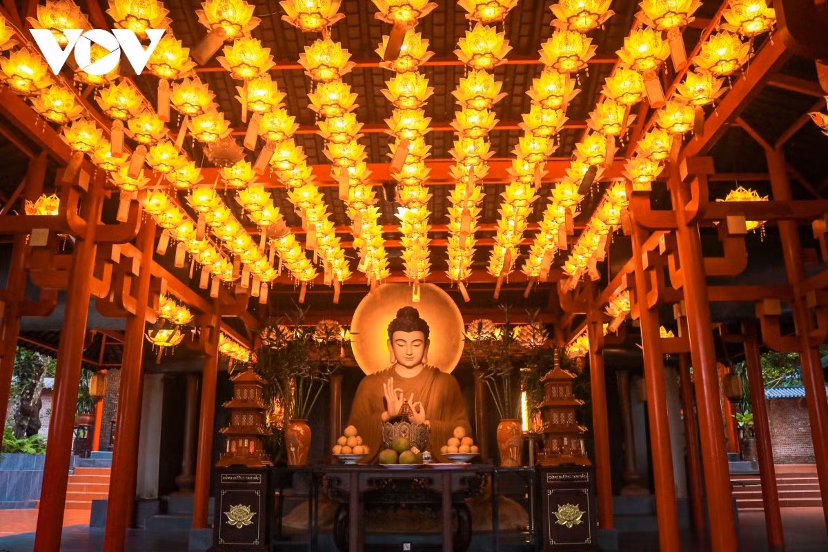 Desde el patio de piedras blancas, los visitantes ascienden hasta la puerta Ngu Quan para rendir homenaje a Siddhartha Gautama, representado por una estatua de 2,5 metros de altura y detrás de la cual hay una antigua pagoda.
