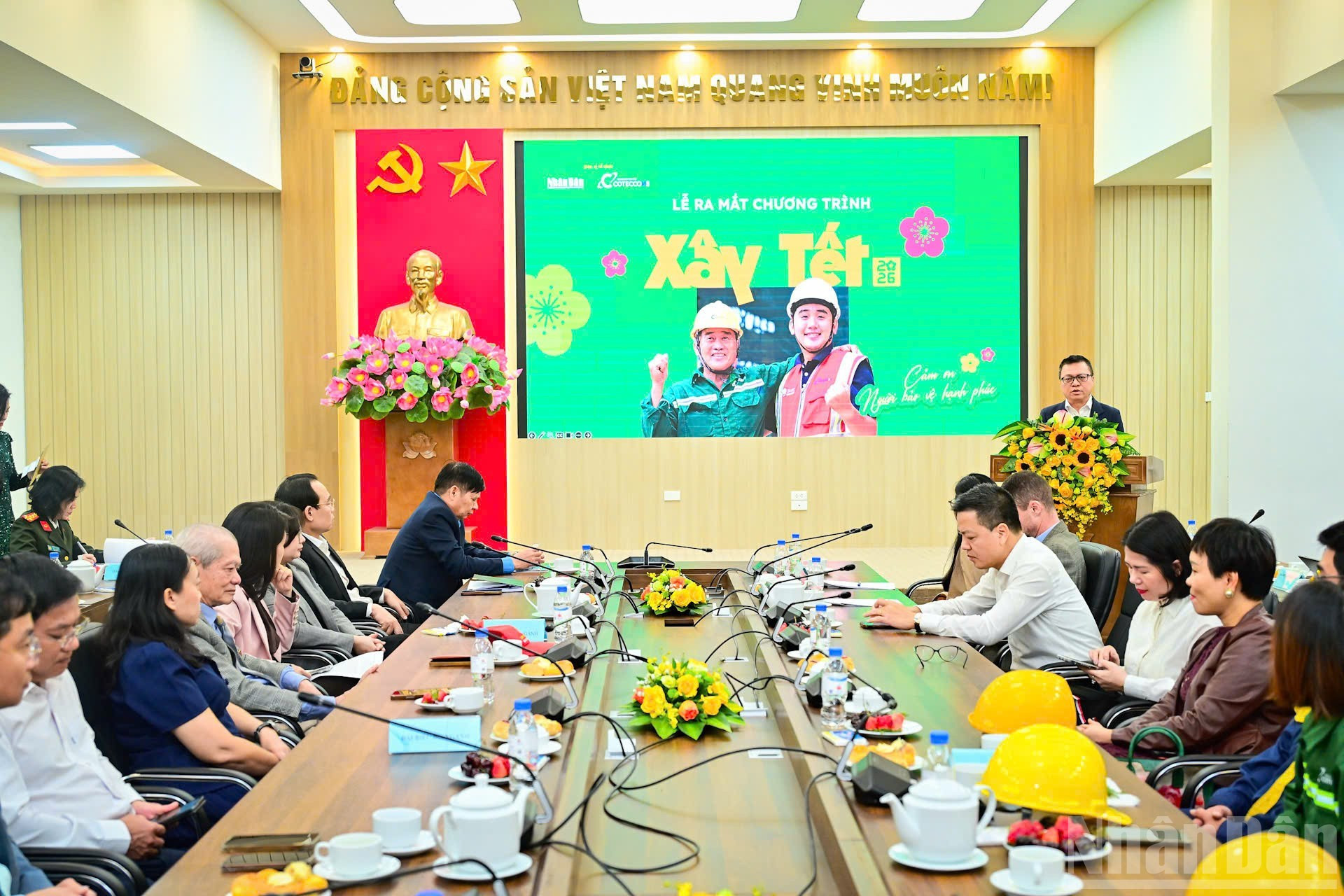 Según Quoc Minh, con el lema “Gracias a quienes protegen la felicidad”, el programa busca transmitir el mensaje de que la felicidad de cada familia trabajadora solo es verdaderamente plena cuando se construye sobre la base de la seguridad laboral.