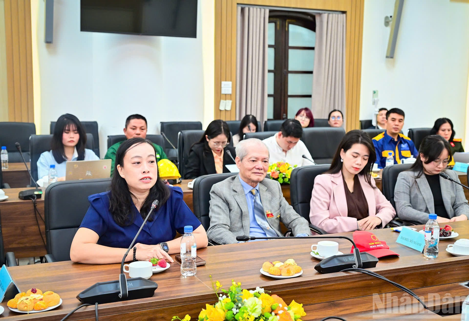 Nguyen Dinh Nhu Huong, directora del Centro de Prensa de Ciudad Ho Chi Minh, comparte sobre la coordinación con el periódico Nhân Dân y la empresa Coteccons en la difusión del significado humanitario y de las actividades del programa “Construir el Tet 2026”.