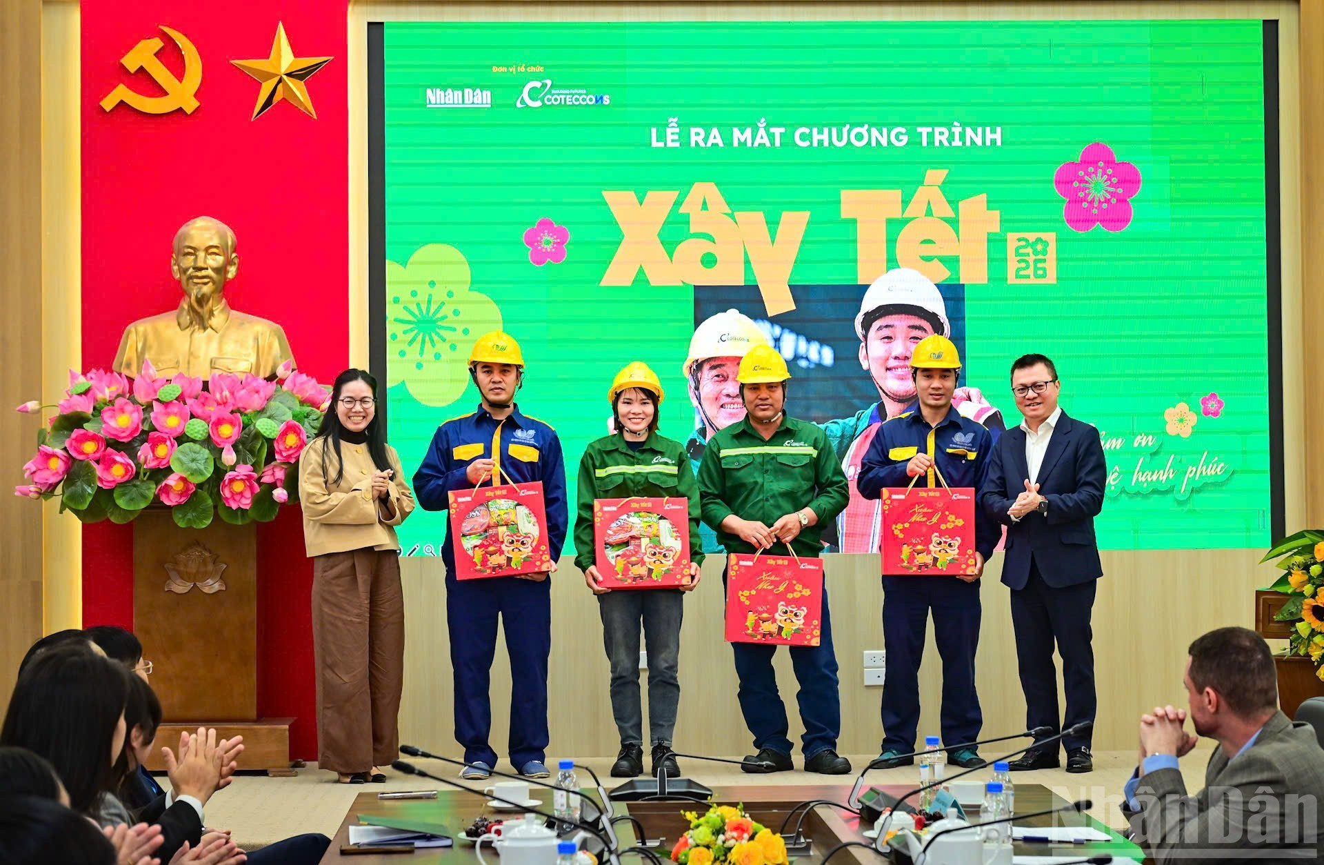 Entregan obsequios a los trabajadores de Coteccons y de la Compañía de Drenaje de Hanói.
