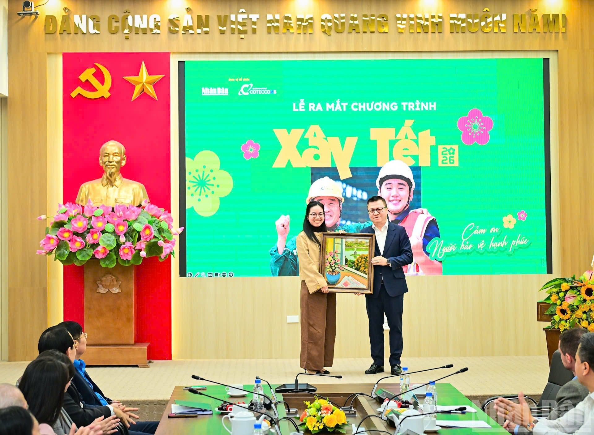 Quoc Minh entrega un obsequio a la empresa Coteccons.