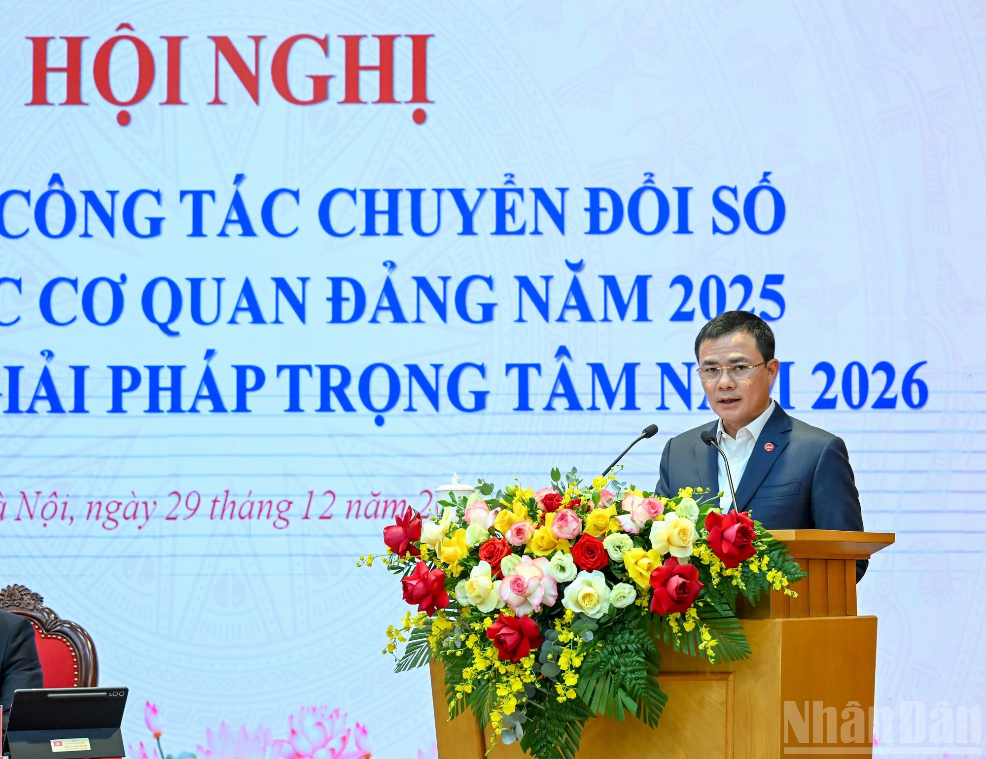 El teniente general Tao Duc Thang, presidente del Grupo Viettel, expone una ponencia en la cita.