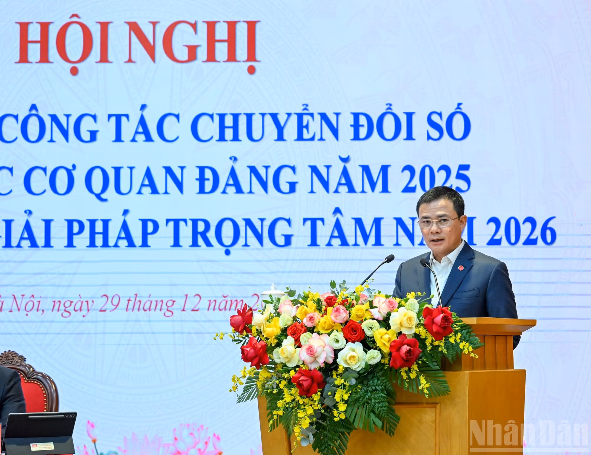 El teniente general Tao Duc Thang, presidente del Grupo Viettel, expone una ponencia en la cita.