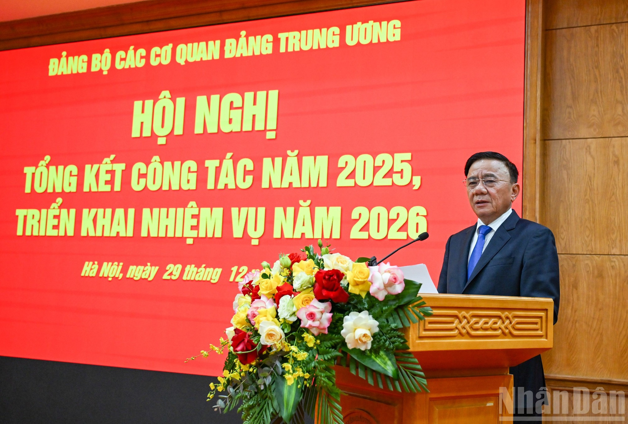 Cam Tu habla en el acto.