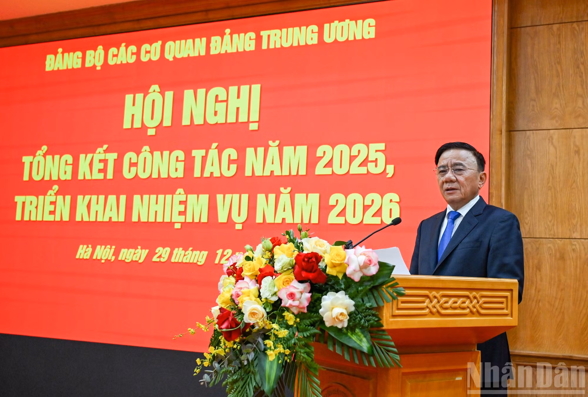 Cam Tu habla en el acto.