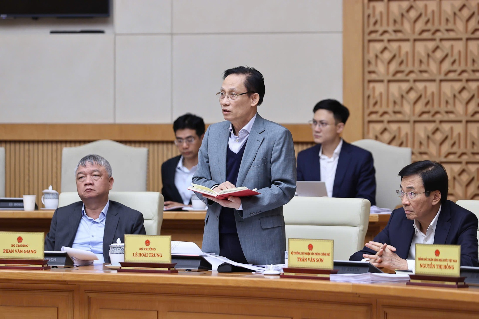 El ministro de Relaciones Exteriores, Le Hoai Trung, interviene en la cita.