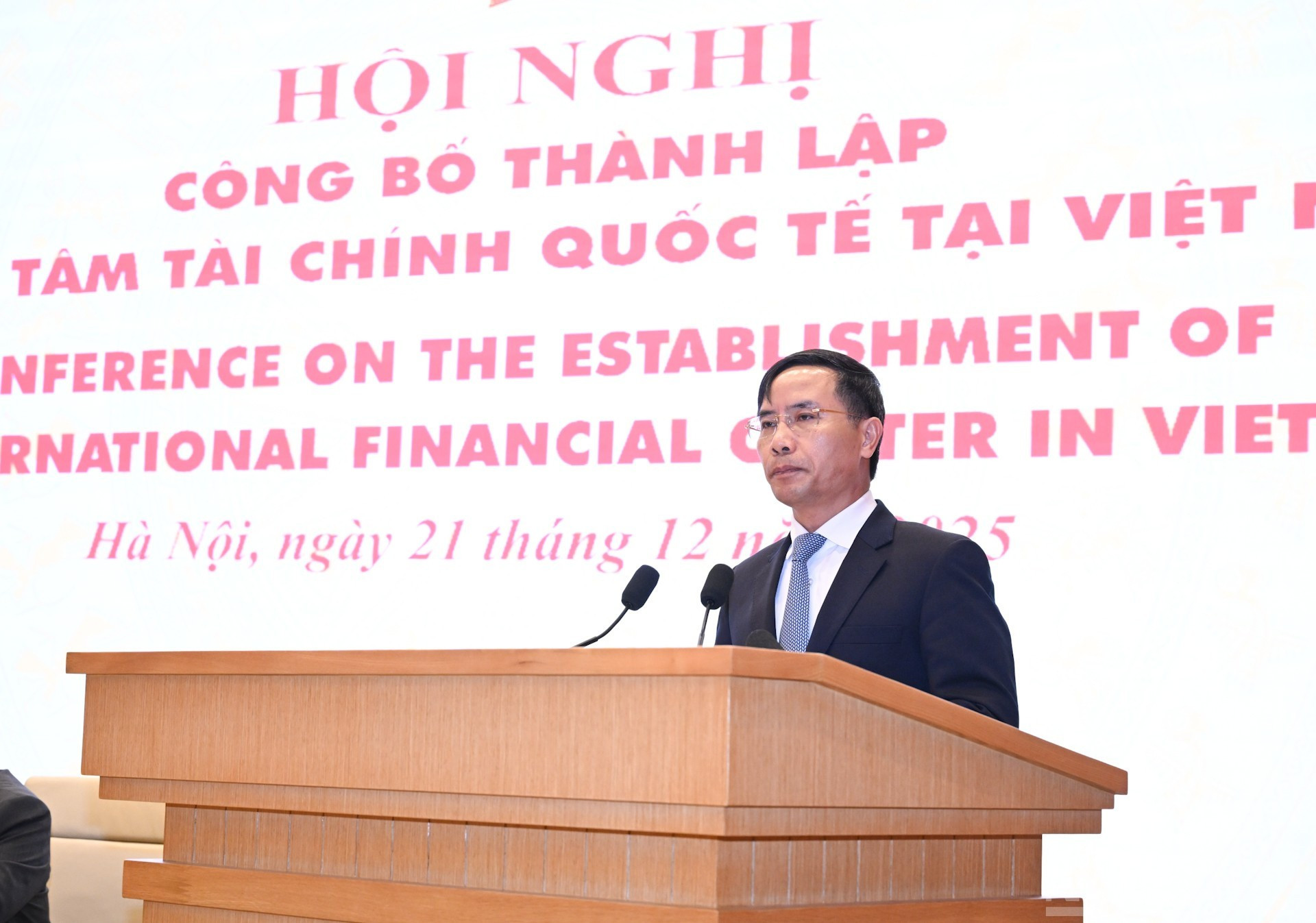 El presidente del Comité Popular de la ciudad de Da Nang, Pham Duc An, interviene en la cita.