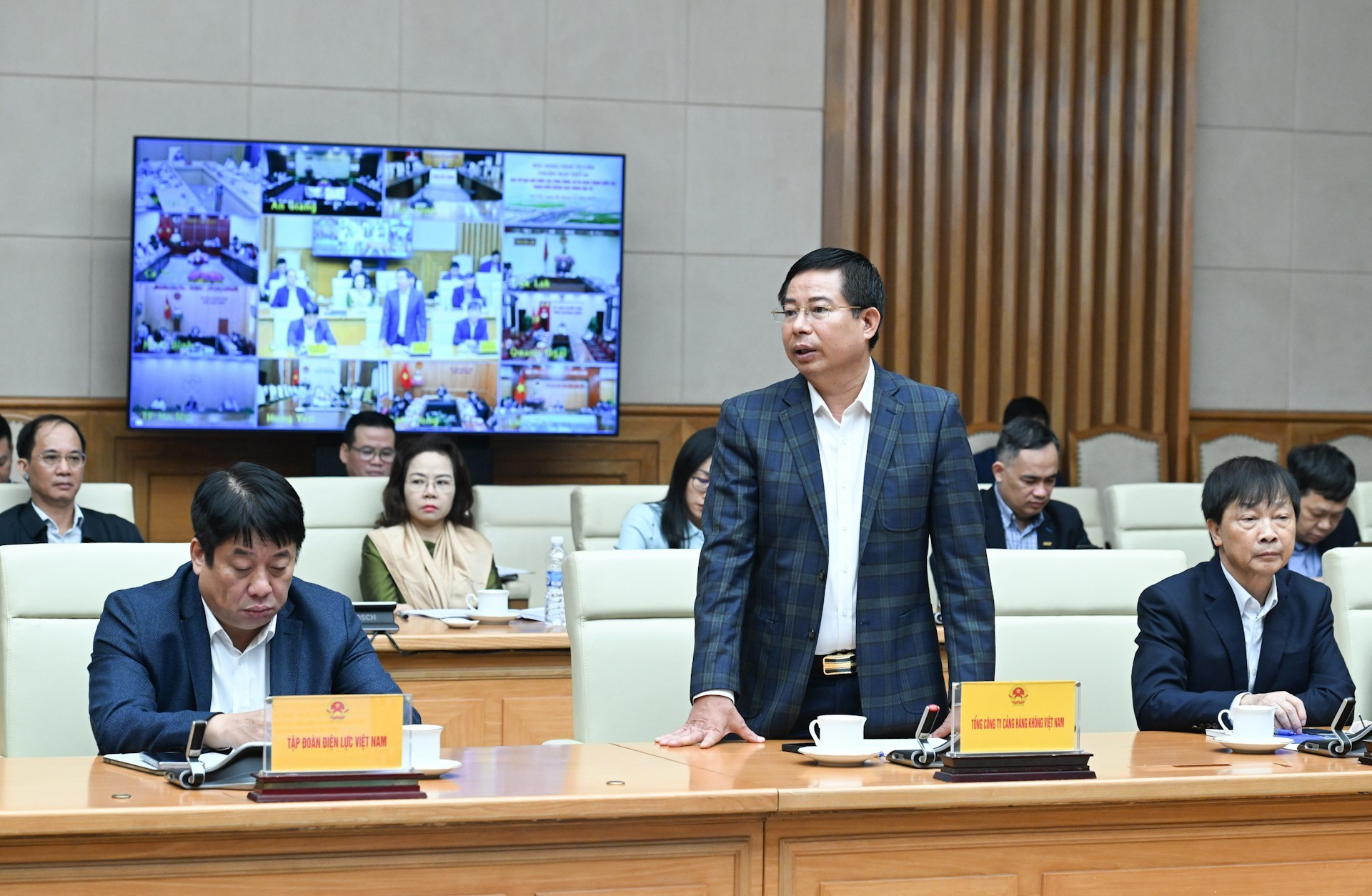 Representante de la Corporación de Aeropuertos de Vietnam hace uso de la palabra en la reunión.