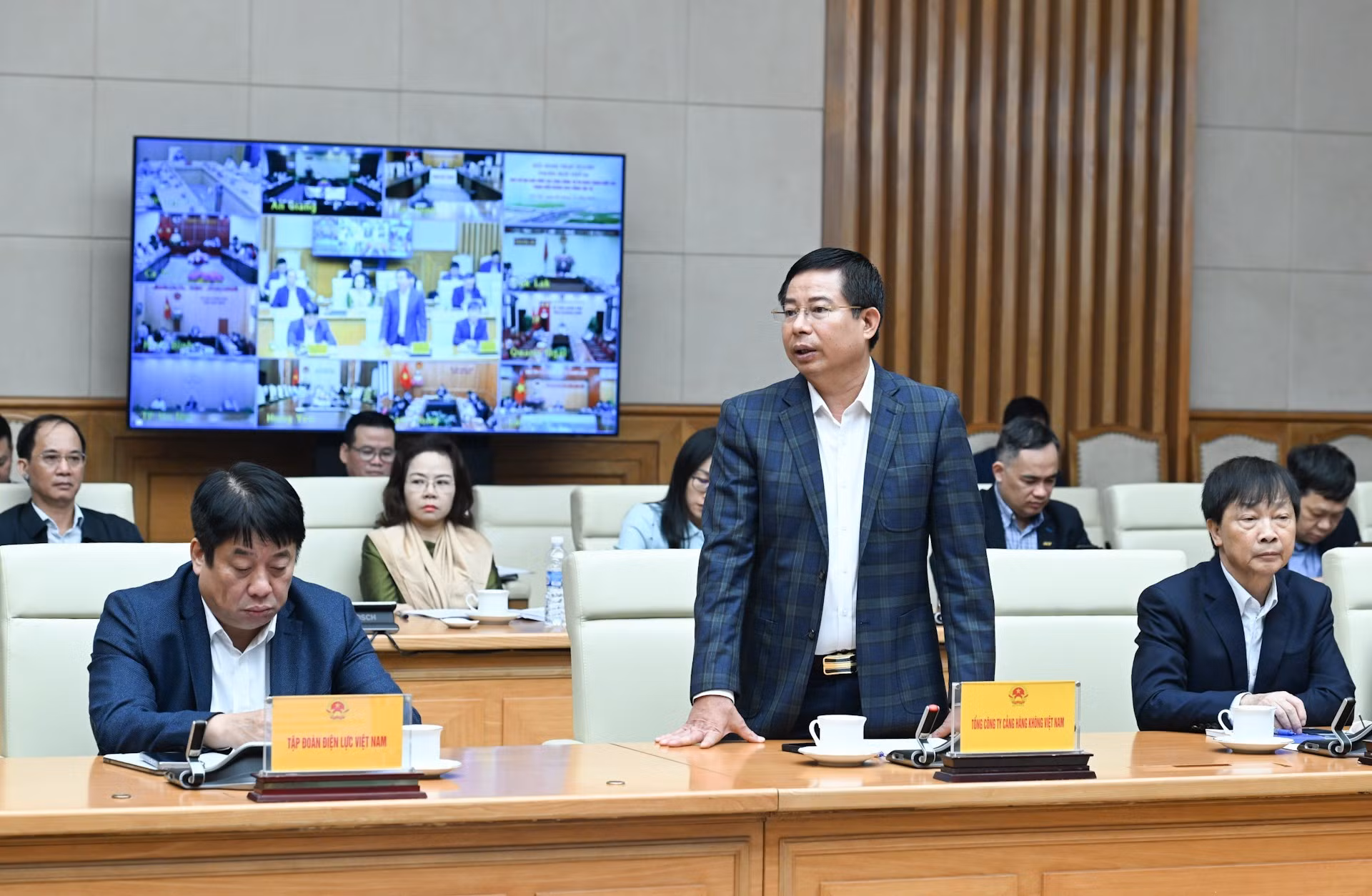 Representante de la Corporación de Aeropuertos de Vietnam hace uso de la palabra en la reunión.