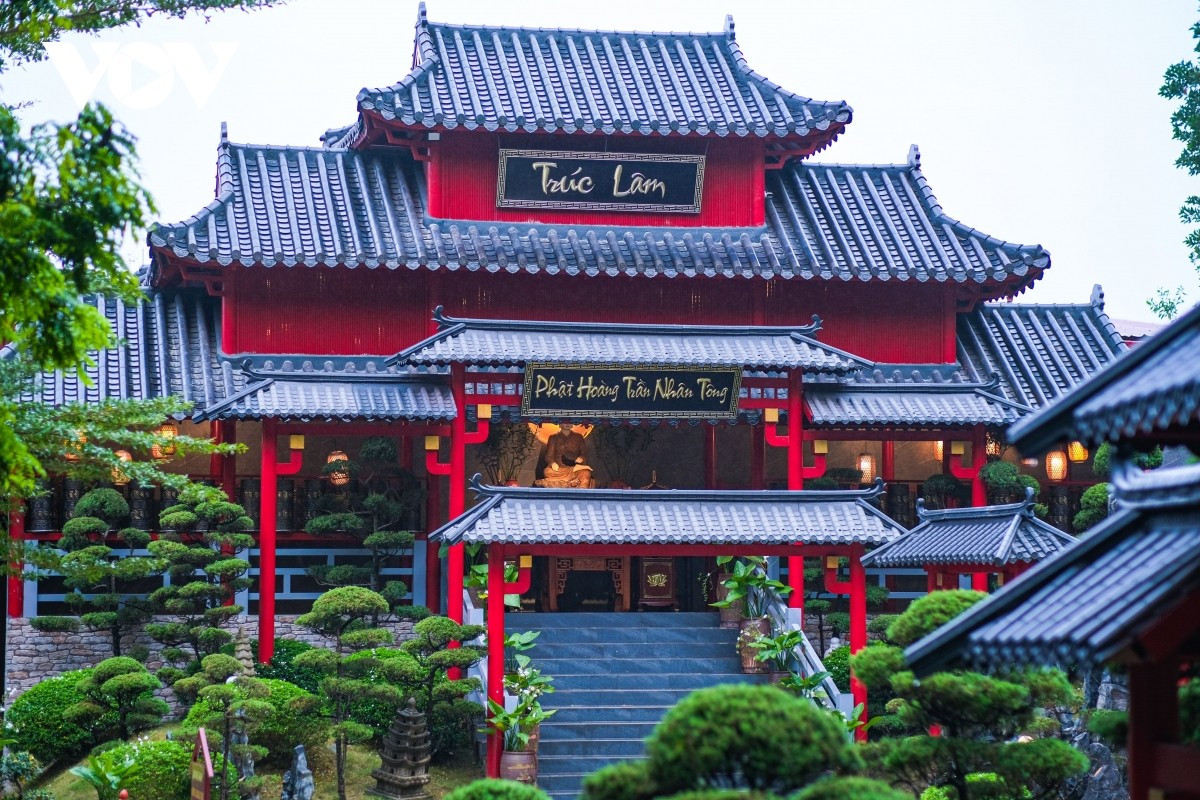 Debajo está el área de aulas, dormitorios, cocina, biblioteca y oficinas, destinada a apoyar las actividades y los retiros, con capacidad para albergar a cientos de personas.