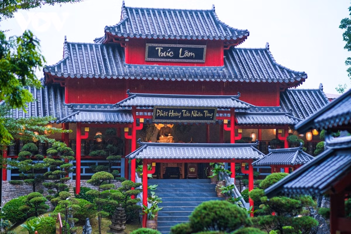 Debajo está el área de aulas, dormitorios, cocina, biblioteca y oficinas, destinada a apoyar las actividades y los retiros, con capacidad para albergar a cientos de personas.