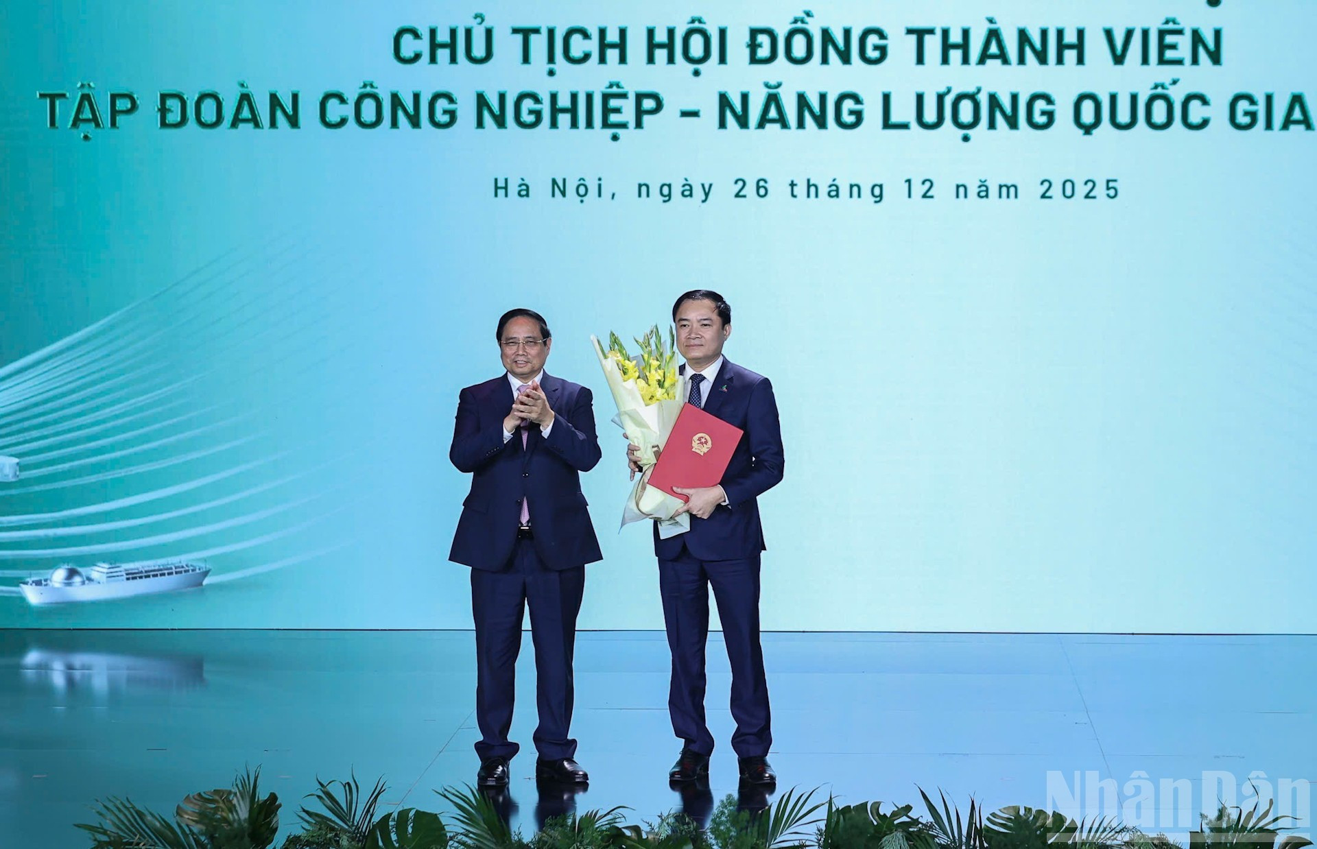 Minh Chinh entrega la decisión de nombramiento de Le Ngoc Son, director general de Petrovietnam, como presidente del Consejo de Administración del Grupo.
