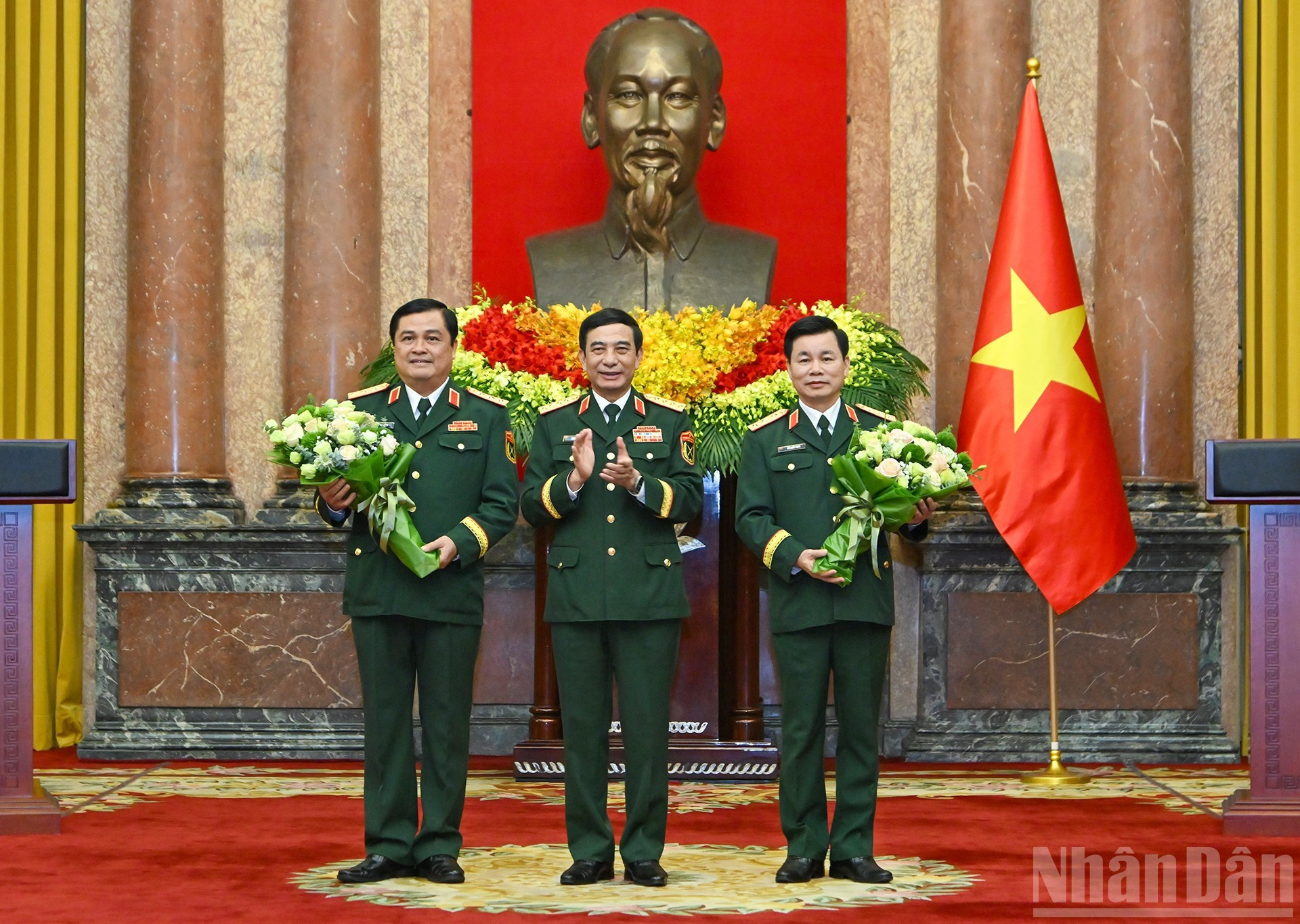El ministro de Defensa, Phan Van Giang, felicita a los dos oficiales.