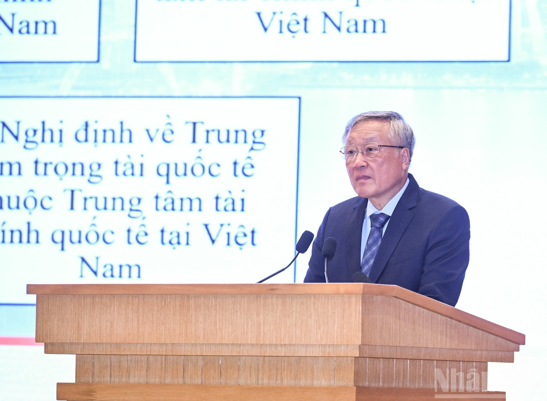 El viceprimer ministro Nguyen Hoa Binh habla en el evento.