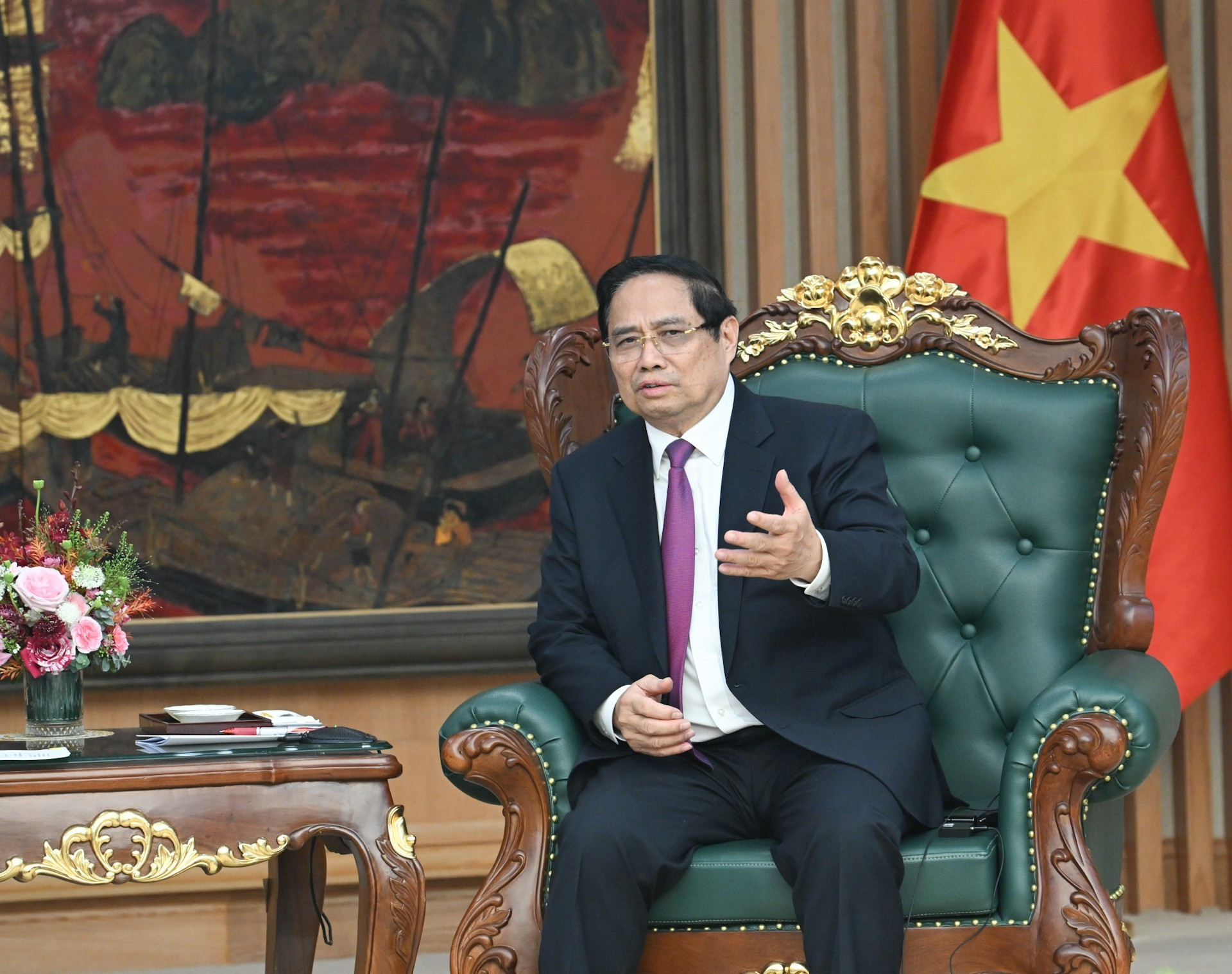 Minh Chinh habla en el encuentro.