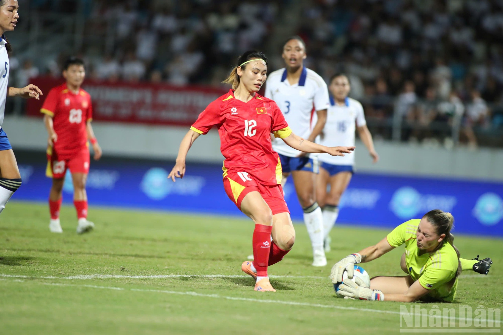 La guardameta de Filipinas interviene a tiempo para frenar la incursión de Hai Yen.