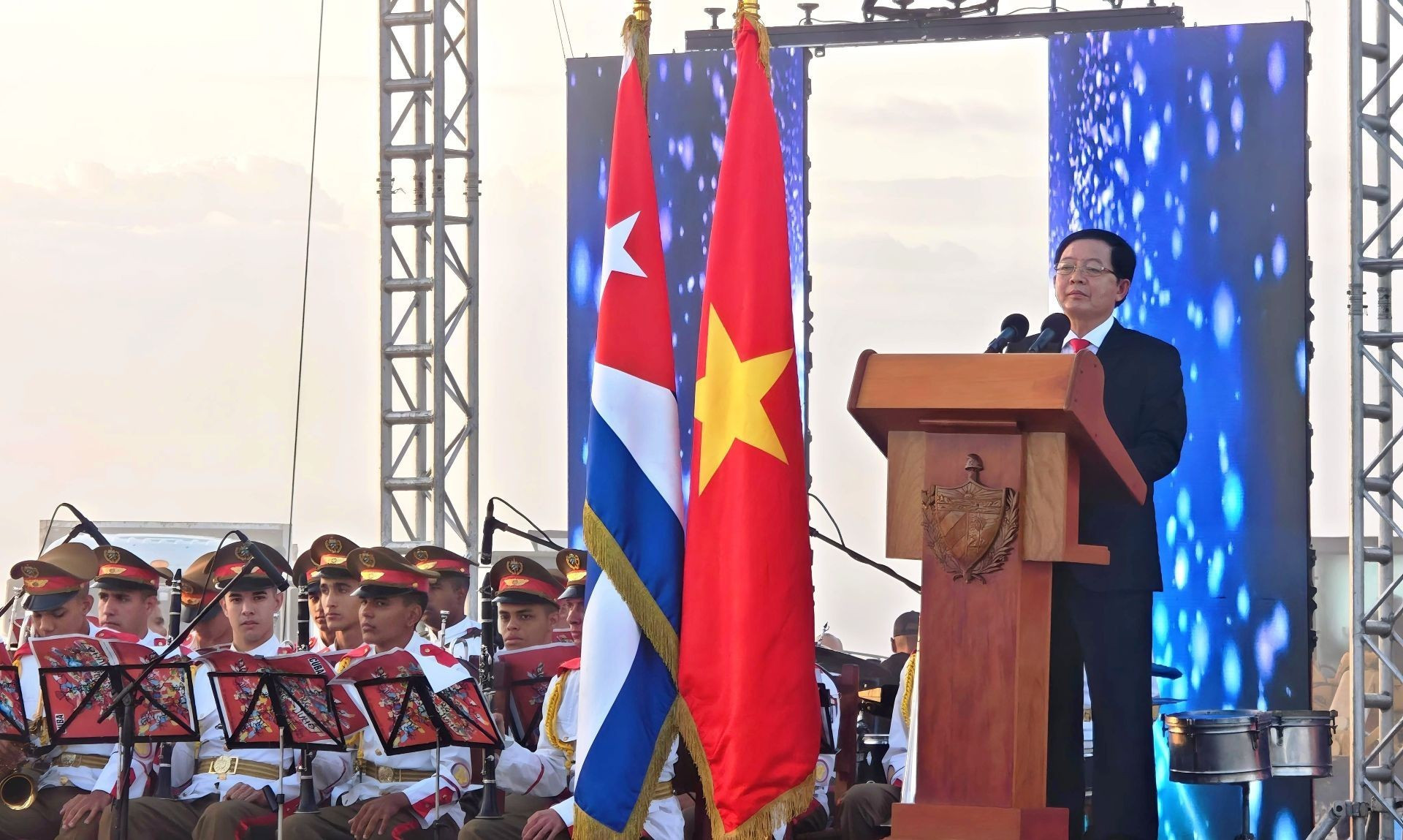El viceprimer ministro de Vietnam Ho Quoc Dung habla en el evento.