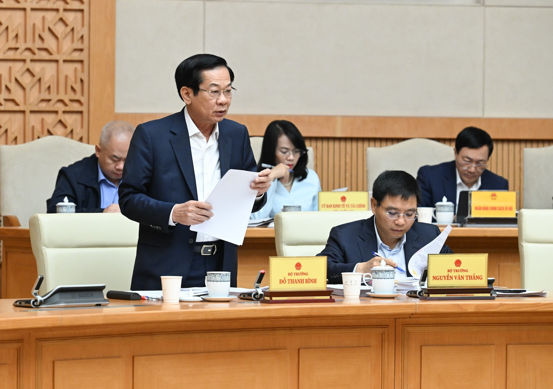 El ministro del Interior, Do Thanh Binh, habla en la reunión.