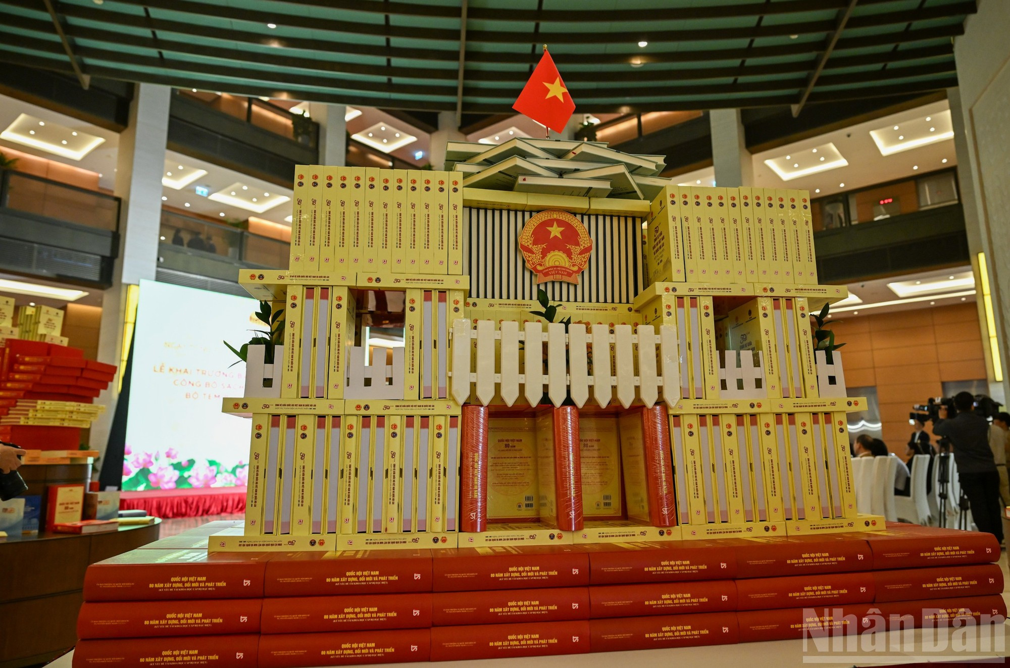 Libros y publicaciones conmemorativas del 80º aniversario de la Asamblea Nacional de Vietnam.