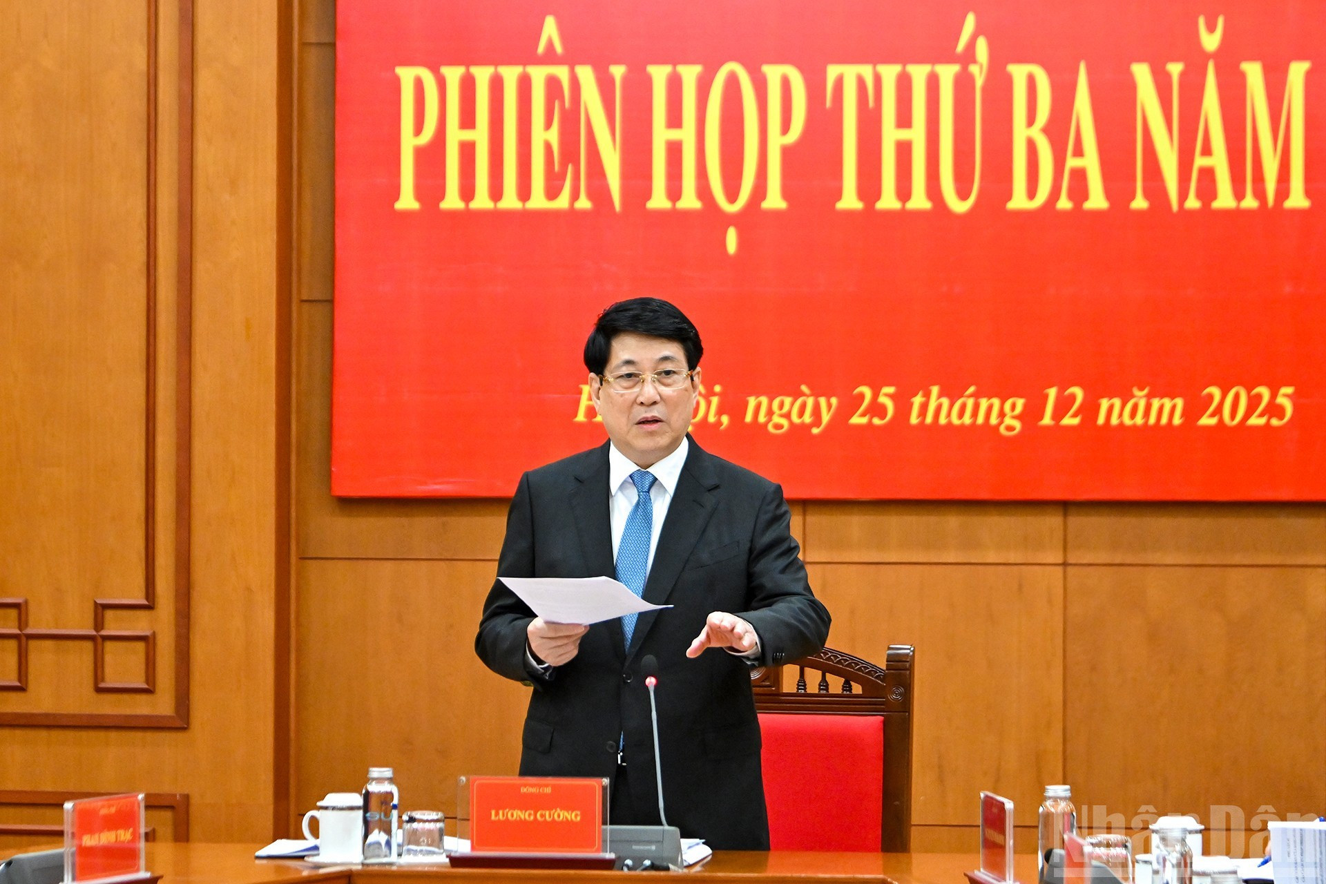 El presidente Luong Cuong habla en la reunión.
