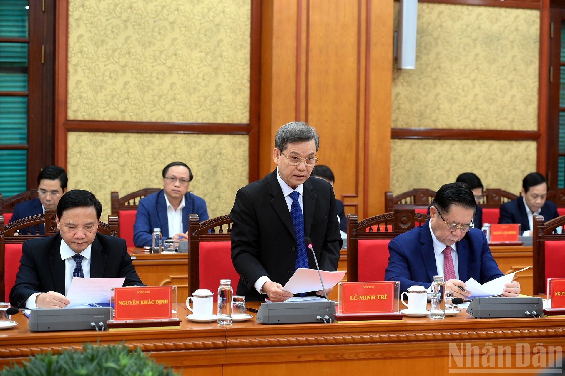 Le Minh Tri, secretario del Comité Central del PCV y subjefe permanente de su Comisión de Asuntos Internos, presenta el informe en la sesión.