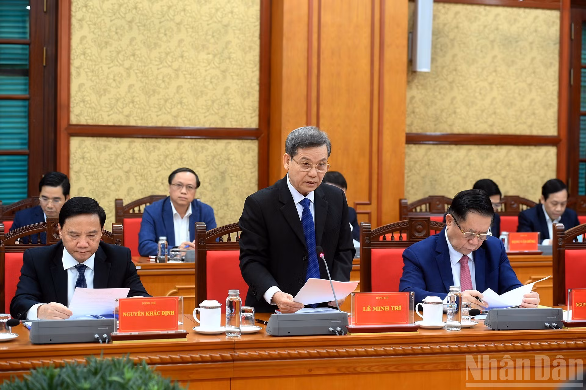 Le Minh Tri, secretario del Comité Central del PCV y subjefe permanente de su Comisión de Asuntos Internos, presenta el informe en la sesión.