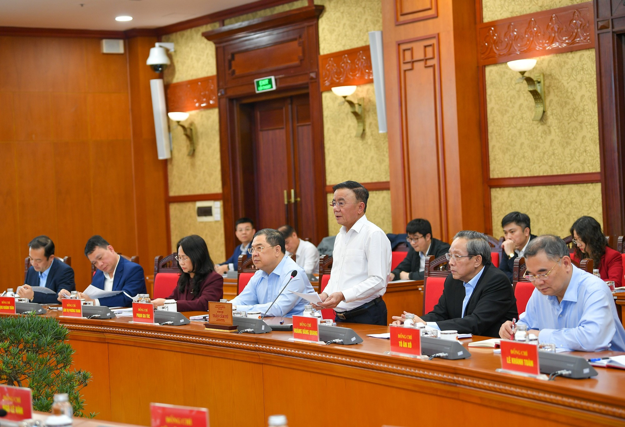 Cam Tu habla en la cita.