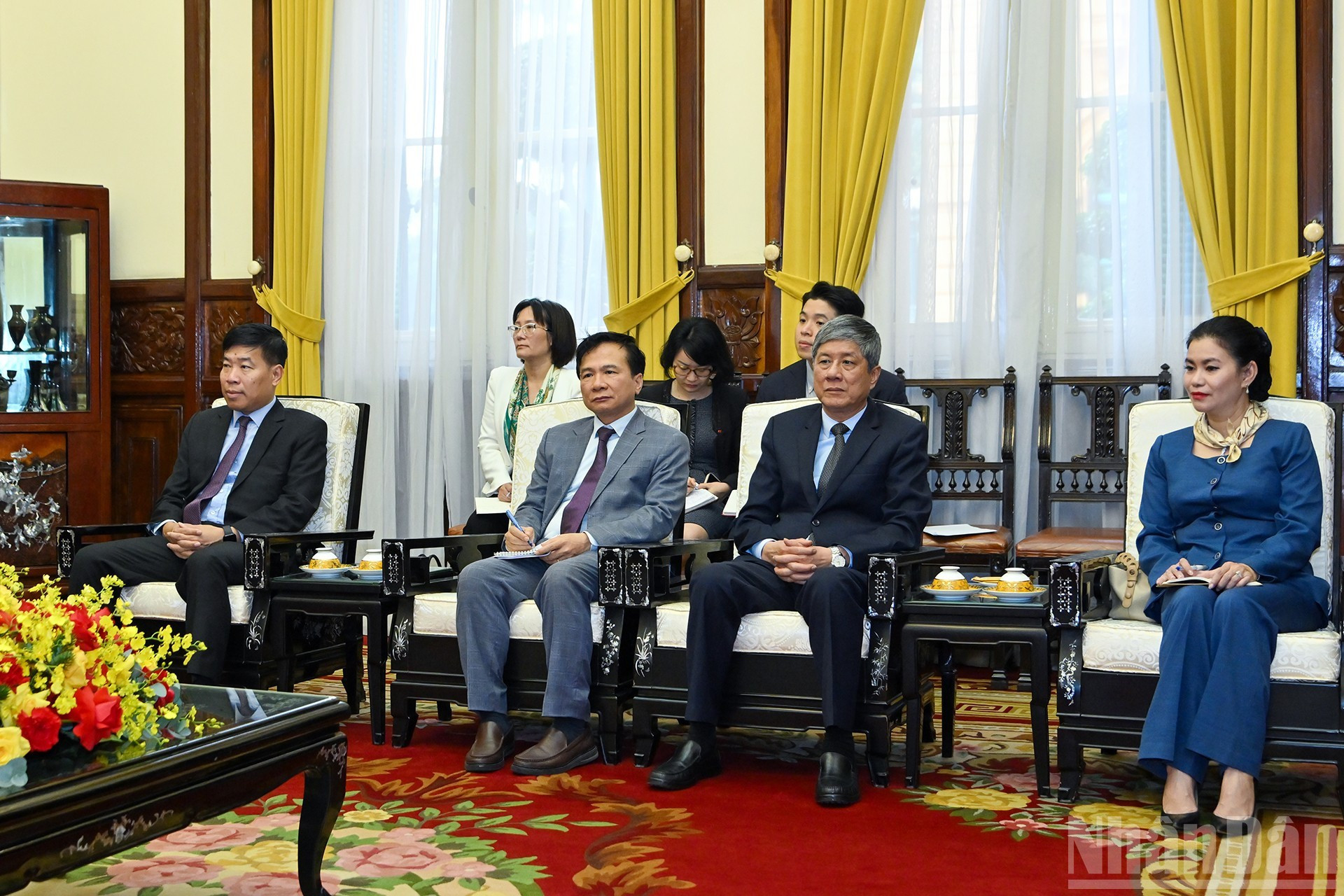 Asistentes vietnamitas en la cita.