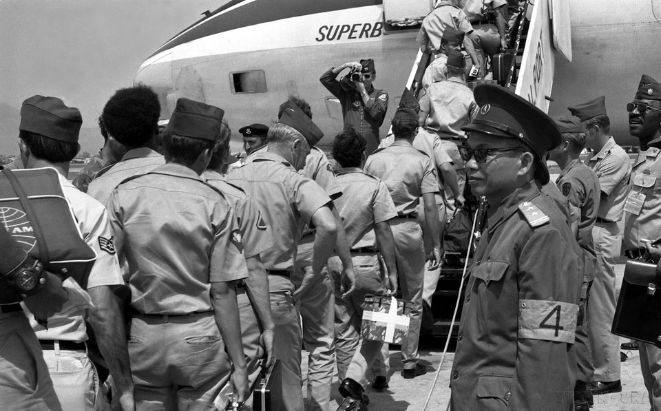En cumplimiento de los Acuerdos de París, el 29 de marzo de 1973, los últimos soldados de las tropas estadounidenses abordan aviones en el aeropuerto de Da Nang para retirarse de Vietnam. (Foto: VNA)