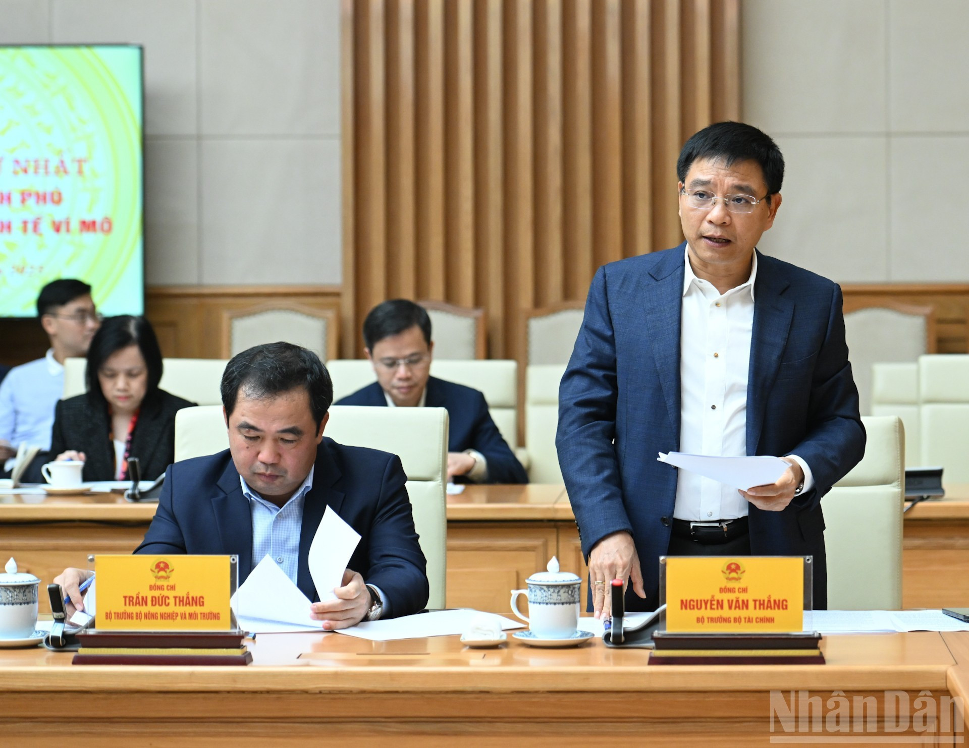 El ministro de Finanzas, Nguyen Van Thang, habla en la sesión.