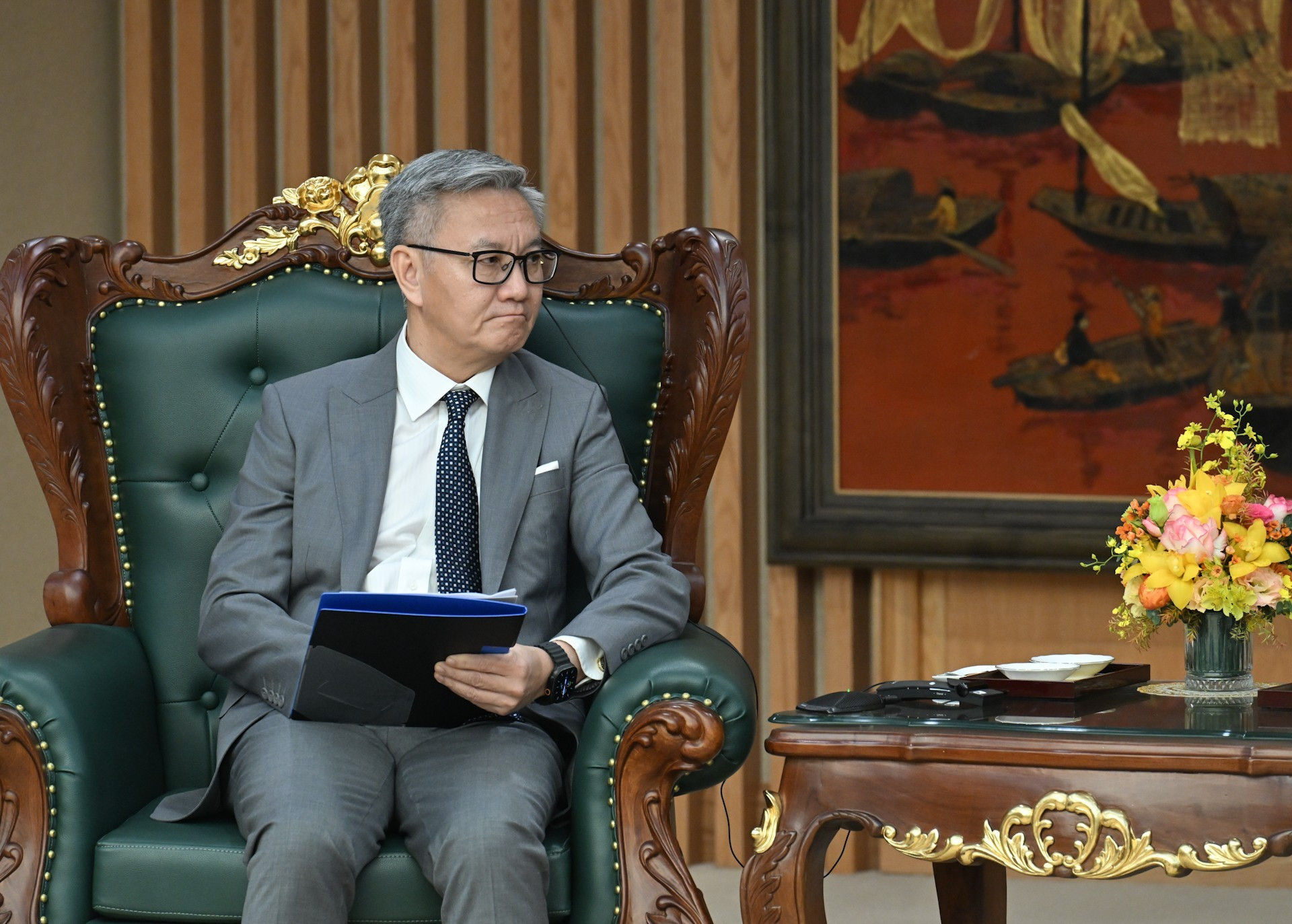 Thongsavanh Phomvihane interviene en la cita.