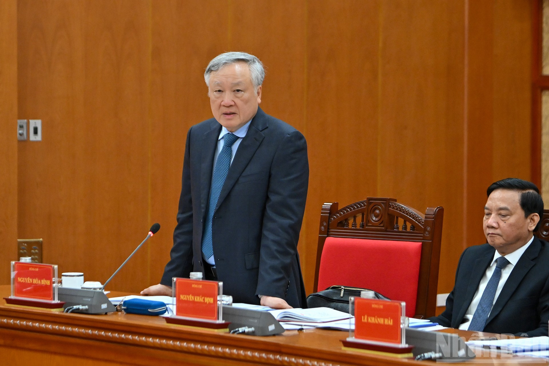 El miembro del Buró Político, viceprimer ministro permanente, Nguyen Hoa Binh, habla en la cita.