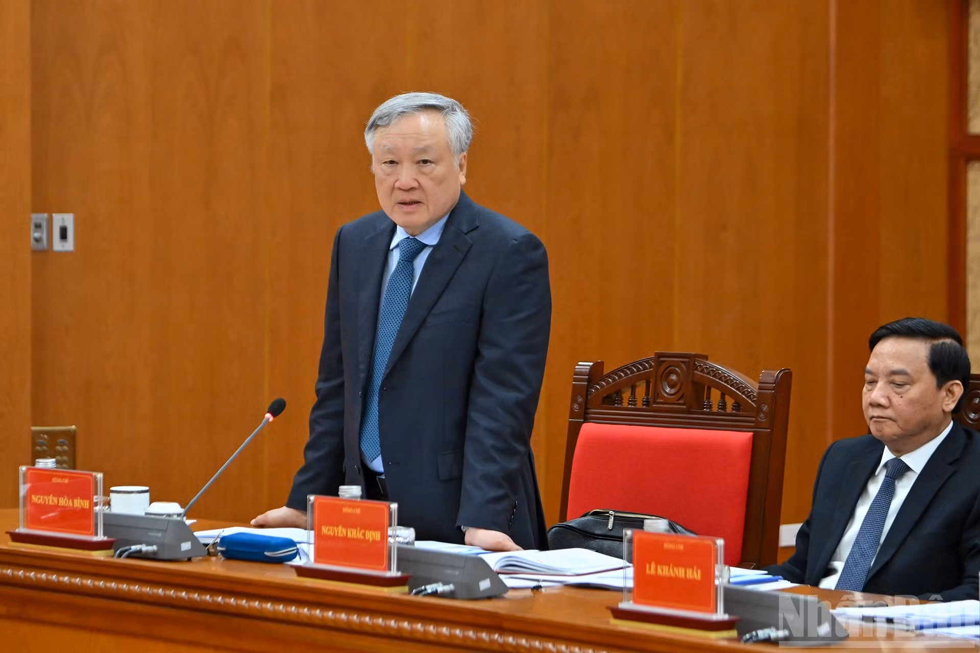 El miembro del Buró Político, viceprimer ministro permanente, Nguyen Hoa Binh, habla en la cita.