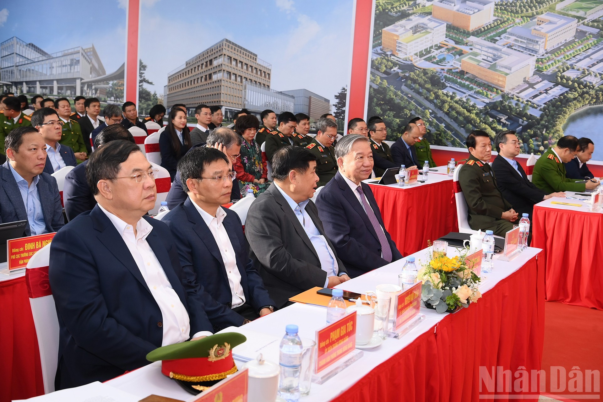 To Lam en la sesión de trabajo con el Centro Nacional de Datos.