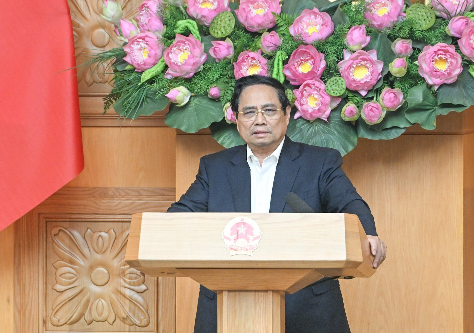 El primer ministro de Vietnam, Pham Minh Chinh, habla en la reunión.