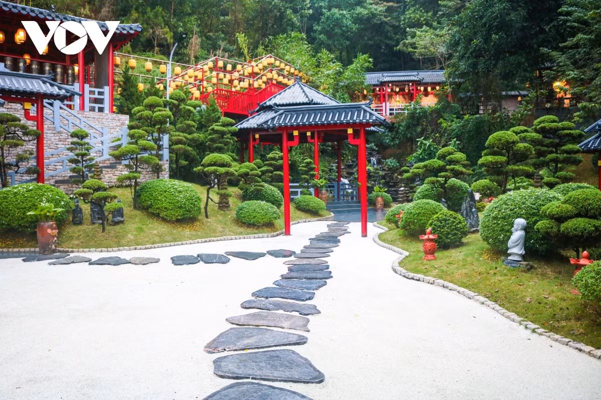 El camino de acceso a la pagoda está cubierto de guijarros blancos, mientras los alrededores de las colinas se visten de un verde intenso de césped japonés entremezclado con pinos.