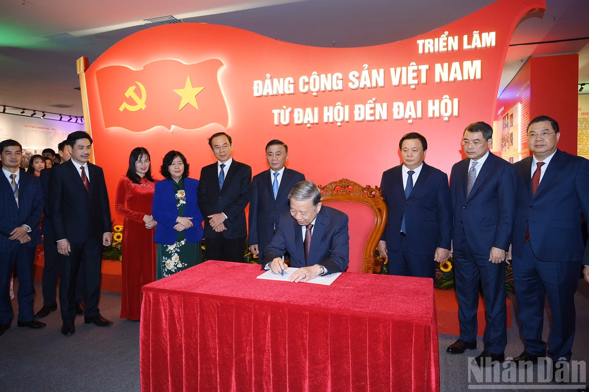 El secretario general To Lam firma el libro de visitas tras recorrer la exposición.