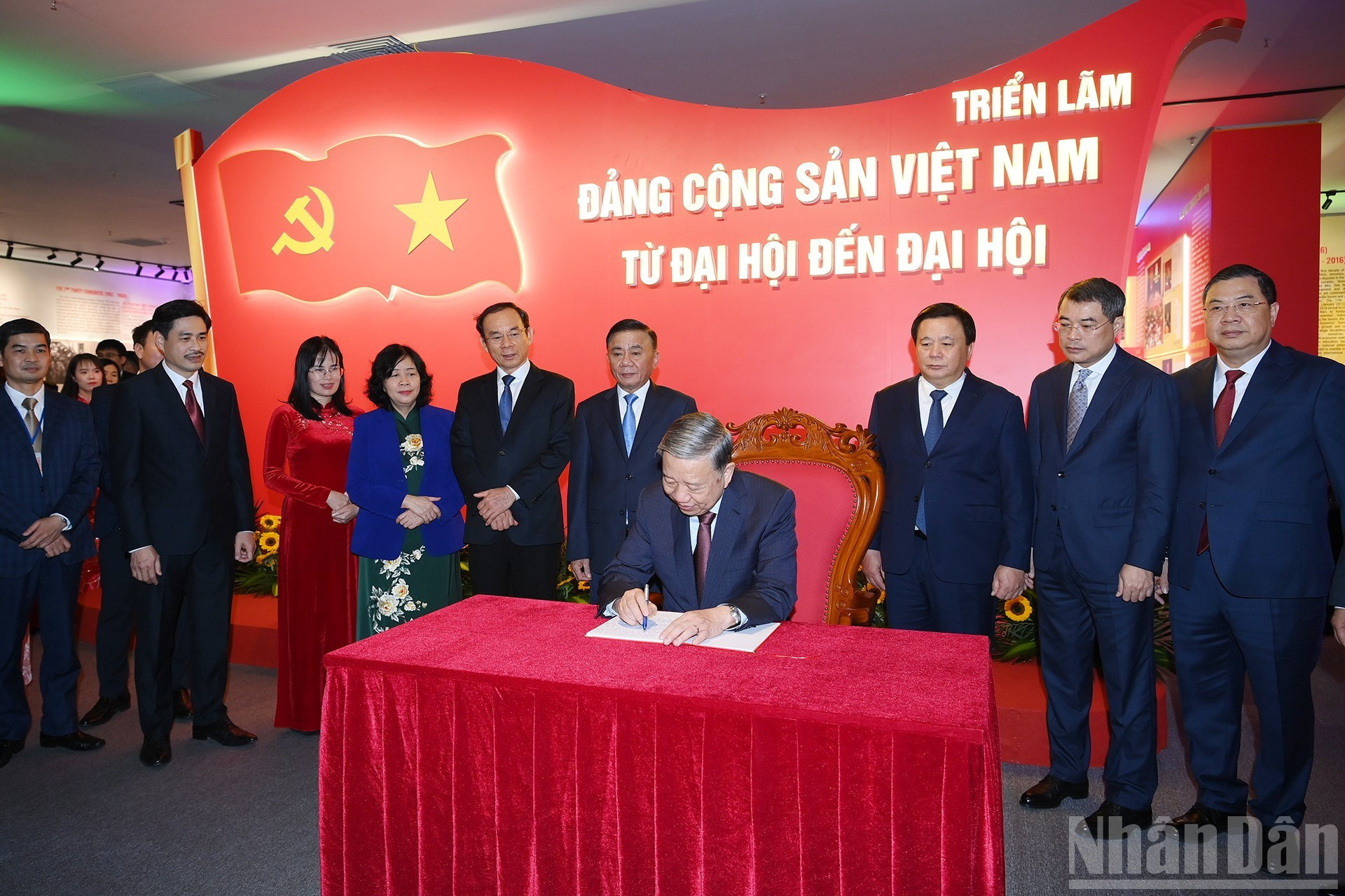 El secretario general To Lam firma el libro de visitas tras recorrer la exposición.