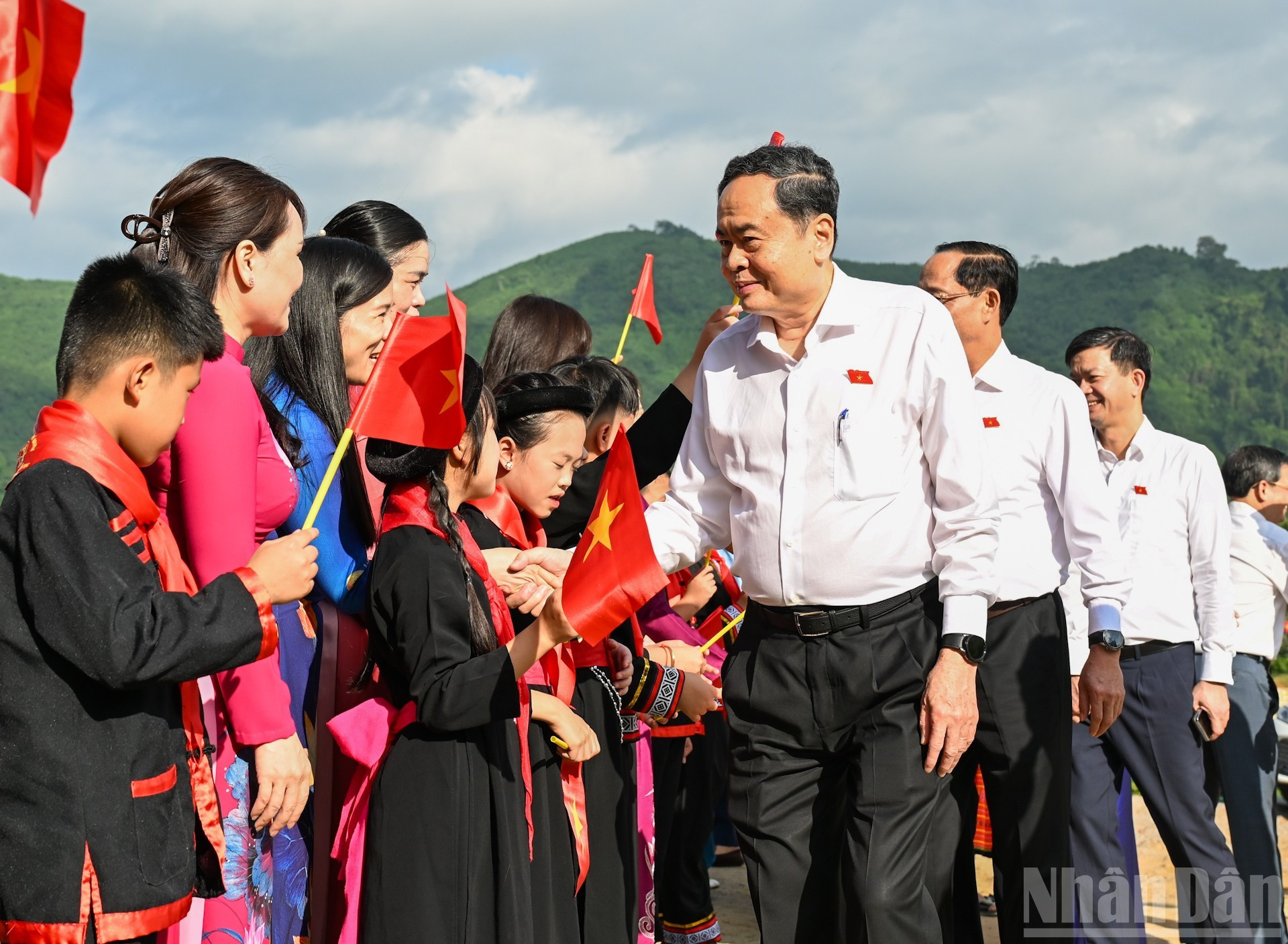 El presidente de la Asamblea Nacional Tran Thanh Man saluda a la población local.