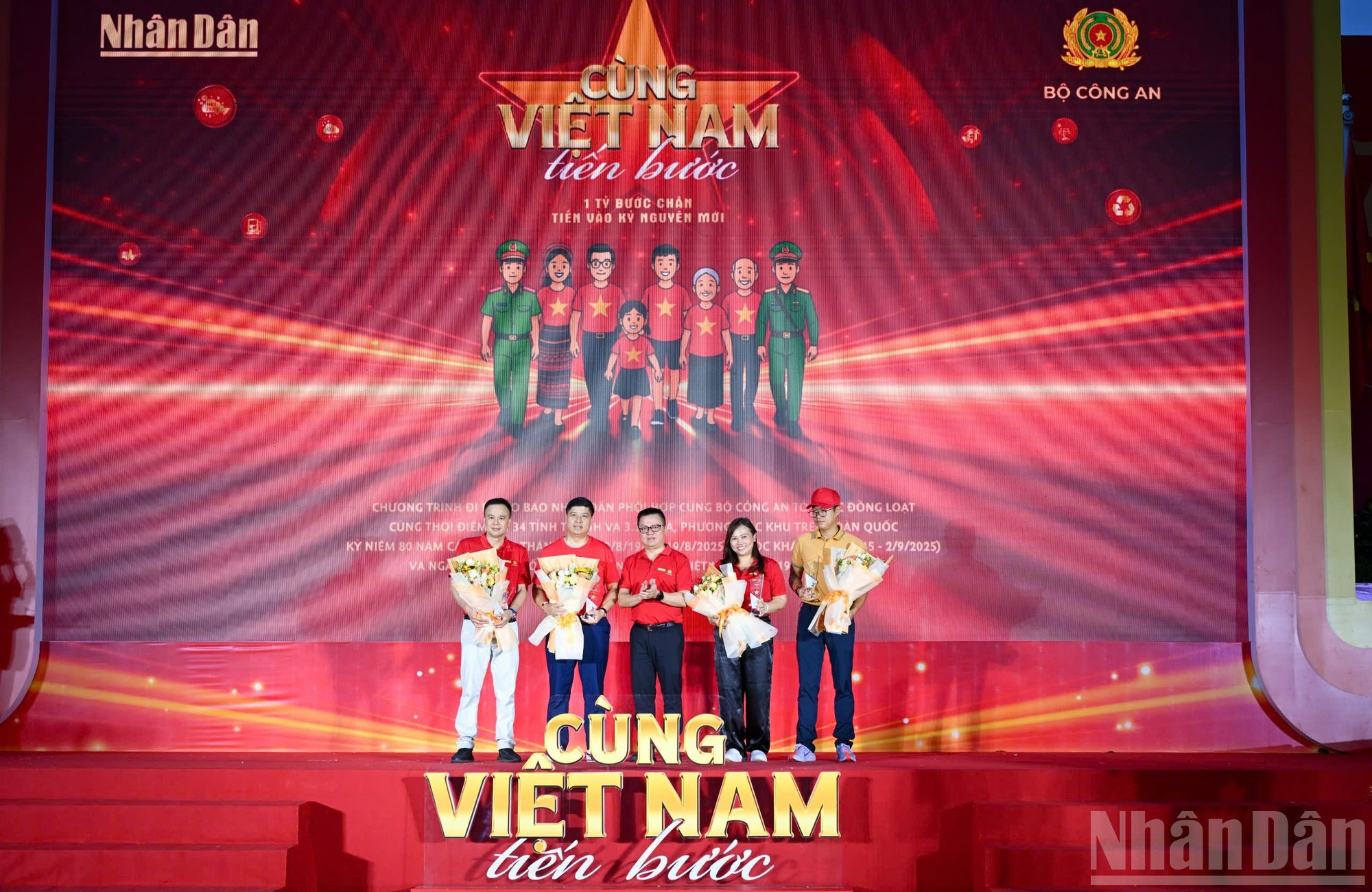 Le Quoc Minh, miembro del Comité Central del Partido Comunista de Vietnam (PCV), presidente-editor del periódico Nhan Dan, subjefe de la Comisión de Propaganda y Movilización de Masas del Comité Central del PCV y presidente de la Asociación de Periodistas del país, entrega flores para agradecer a los patrocinadores del programa. Le Quoc Minh, miembro del Comité Central del Partido Comunista de Vietnam (PCV), presidente-editor del periódico Nhan Dan, subjefe de la Comisión de Propaganda y Movilización de Masas del Comité Central del PCV y presidente de la Asociación de Periodistas del país, entrega flores para agradecer a los patrocinadores del programa.