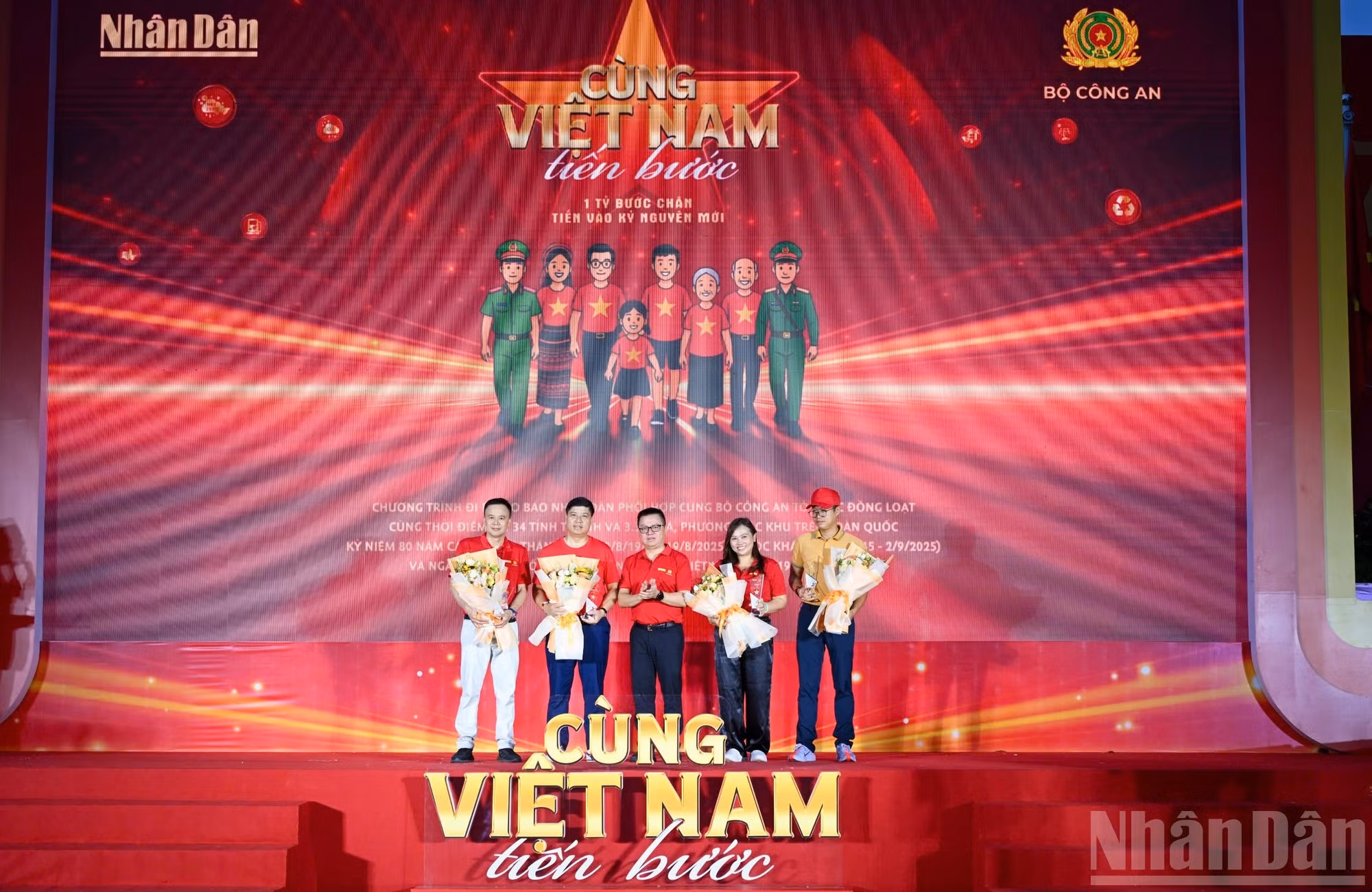 Le Quoc Minh, miembro del Comité Central del Partido Comunista de Vietnam (PCV), presidente-editor del periódico Nhan Dan, subjefe de la Comisión de Propaganda y Movilización de Masas del Comité Central del PCV y presidente de la Asociación de Periodistas del país, entrega flores para agradecer a los patrocinadores del programa.