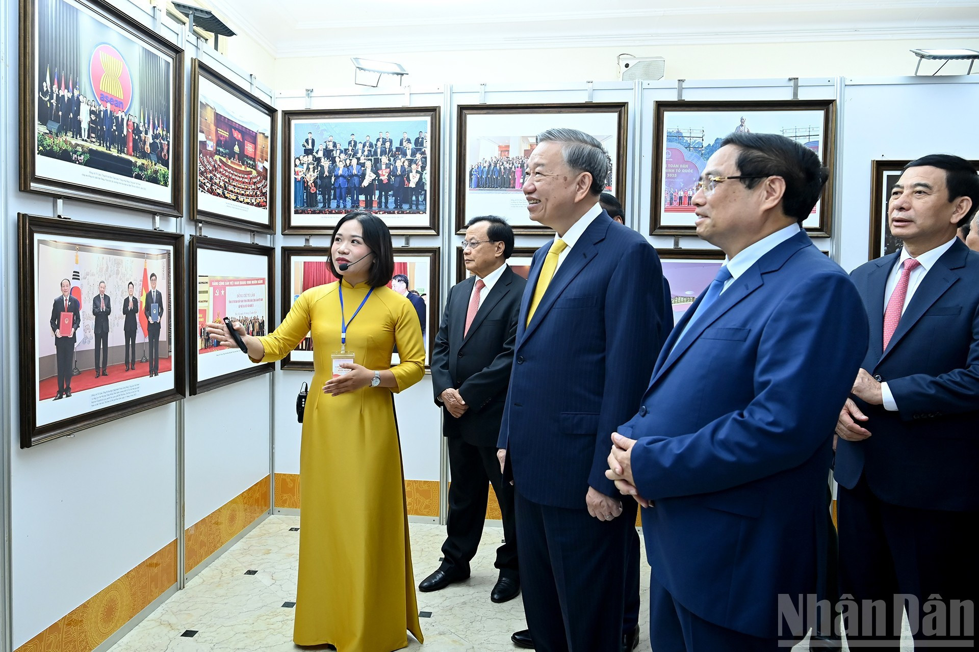 Los dirigentes visitan la exposición de 80 años de logros del sector cultural.