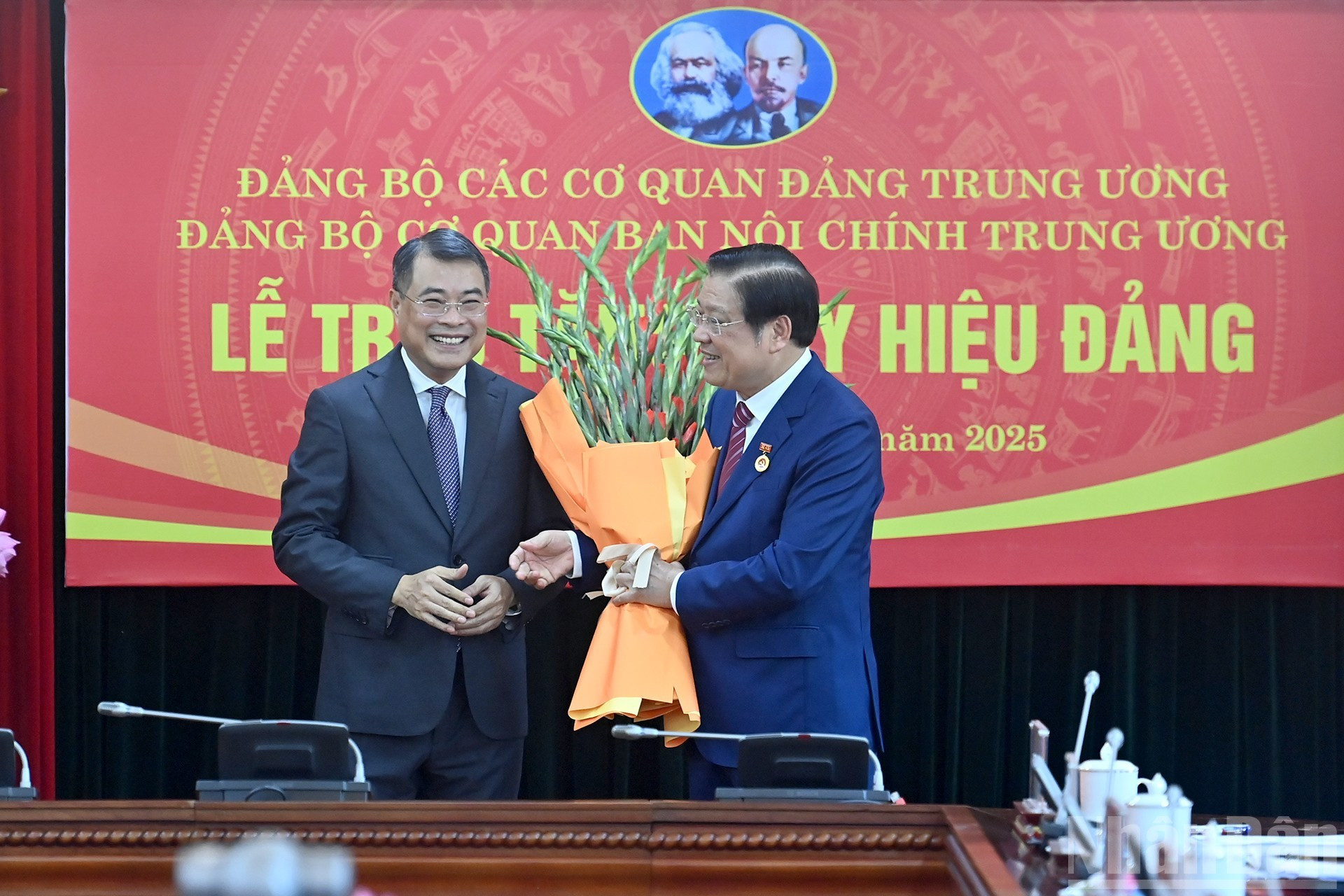 Le Minh Hung, miembro del Buró Político y del Secretariado del Comité Central del PCV y jefe de la Comisión de Organización de ese comité, felicita a Phan Dinh Trac. Le Minh Hung, miembro del Buró Político y del Secretariado del Comité Central del PCV y jefe de la Comisión de Organización de ese comité, felicita a Phan Dinh Trac.