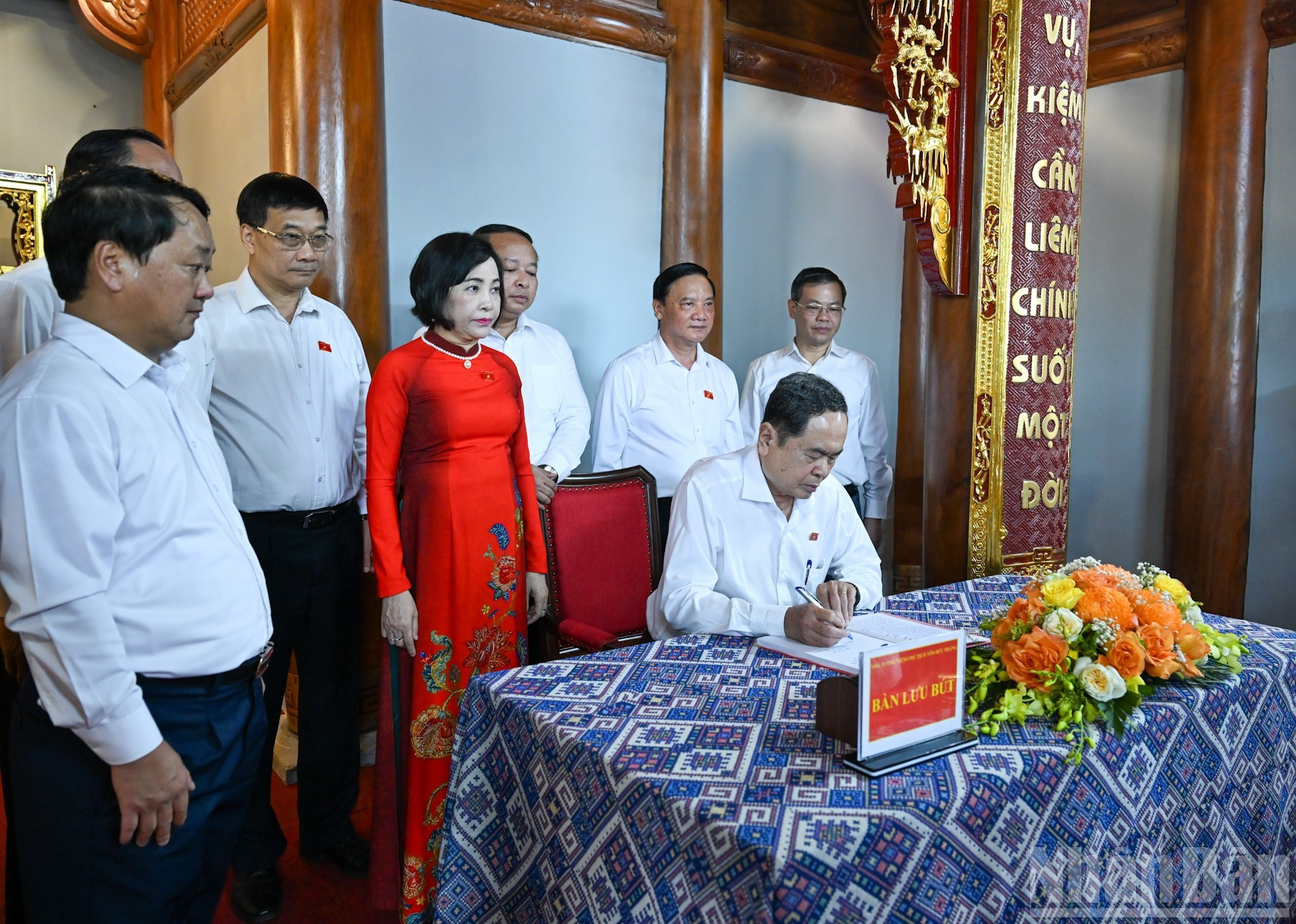 Thanh Man escribe en el libro de visitas de la Casa Conmemorativa.