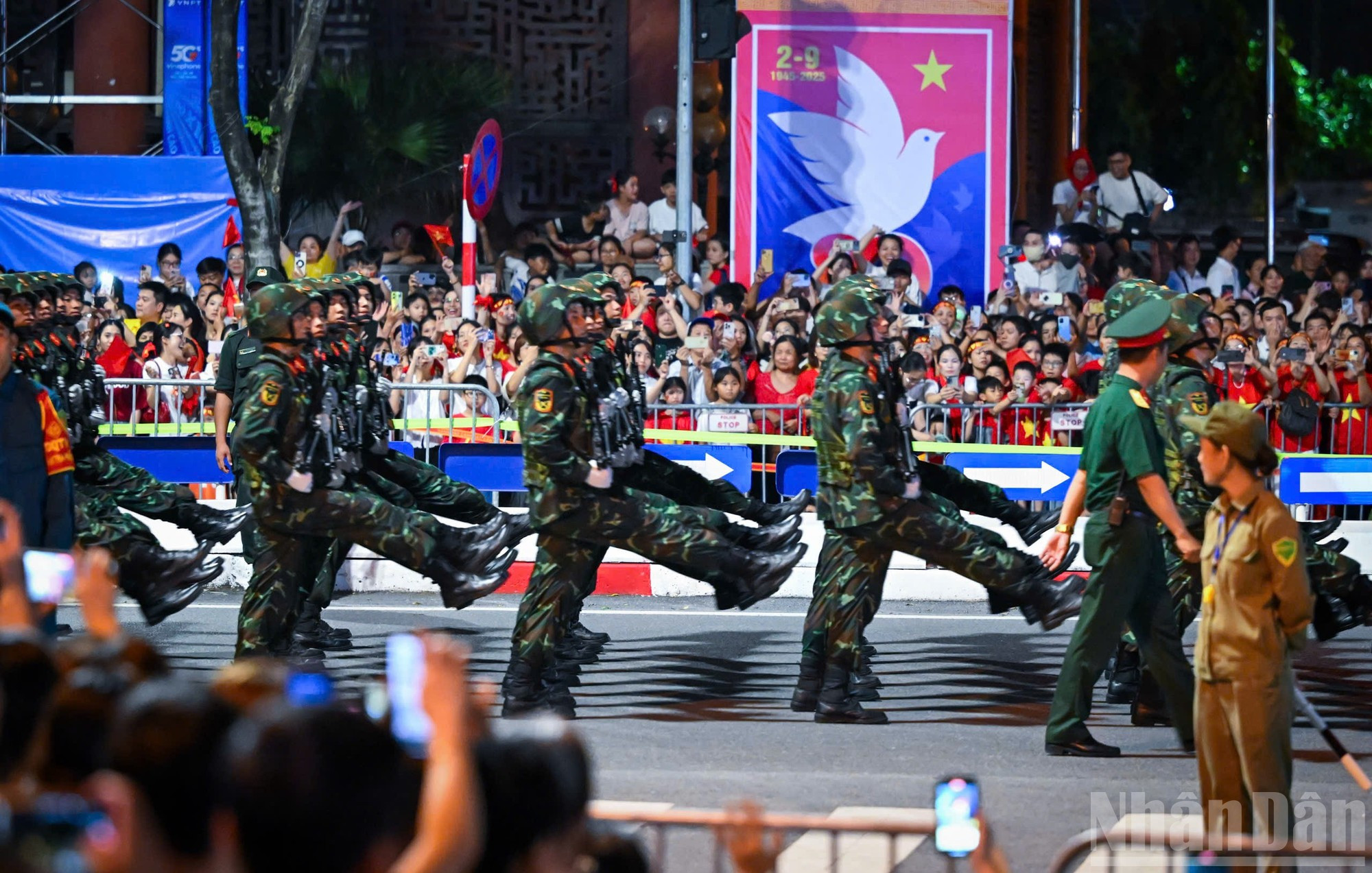 Los pasos firmes de los soldados.