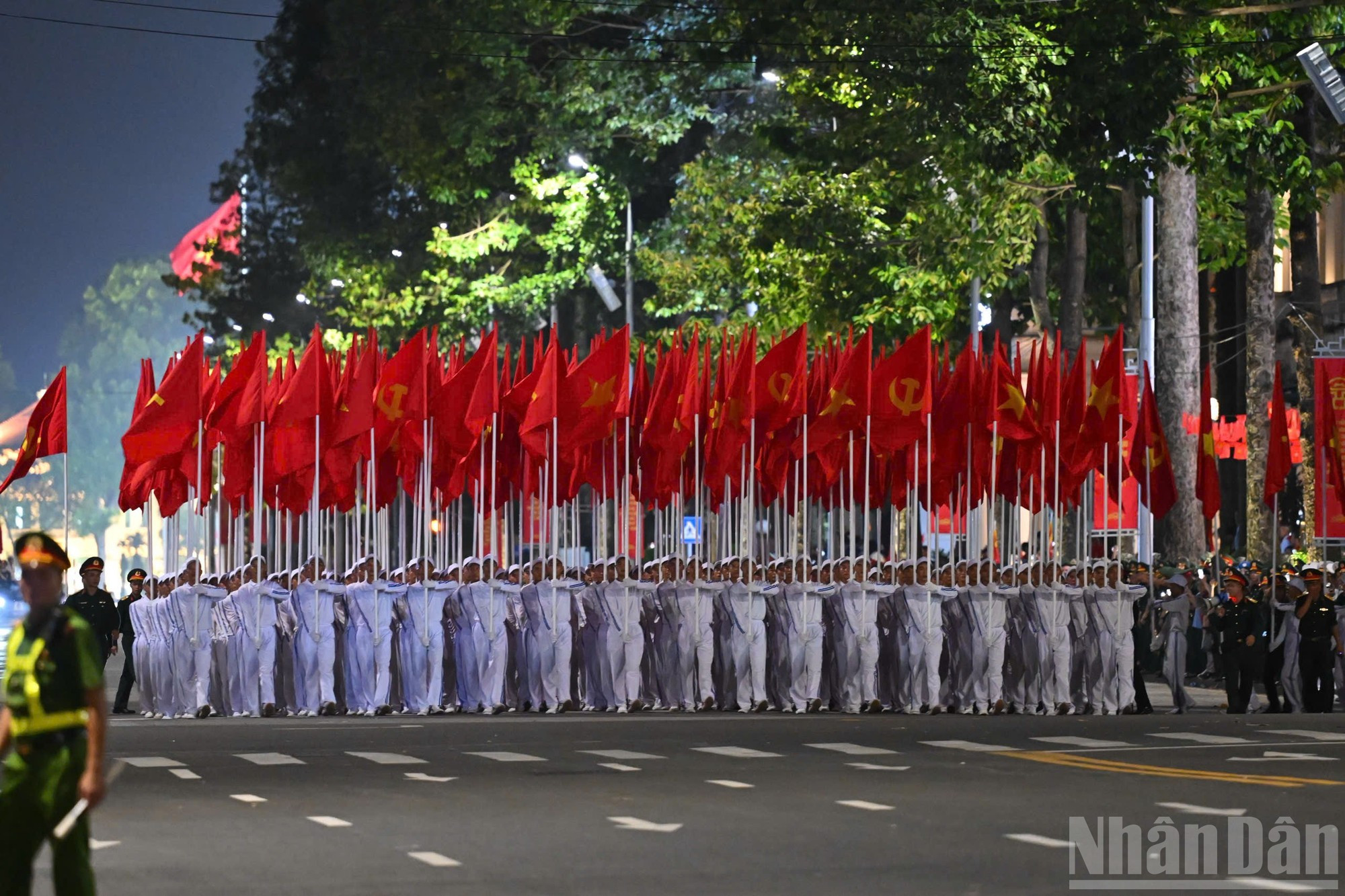El bloque de la bandera roja marcha con paso firme por la Plaza Ba Dinh.
