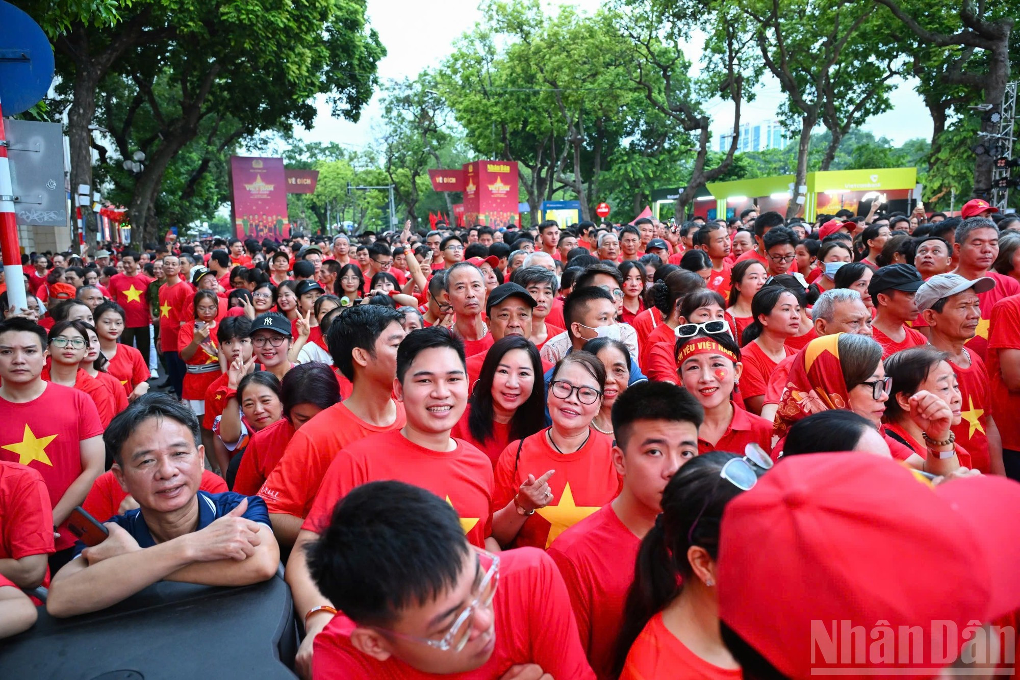[Foto] Un mar de rojo con estrellas doradas en el programa 'Avanzamos con Vietnam'