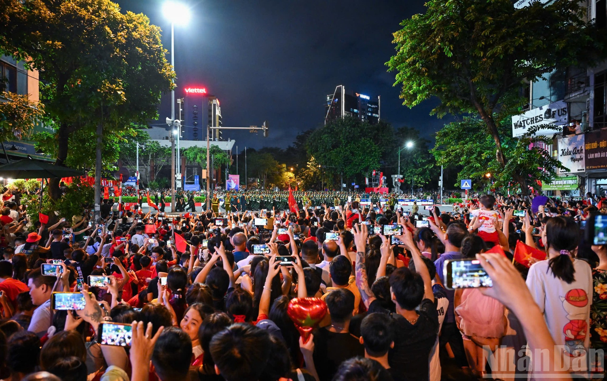 Las calles por las que pasan los bloques del desfile militar están abarrotadas de ciudadanos que esperan con entusiasmo.