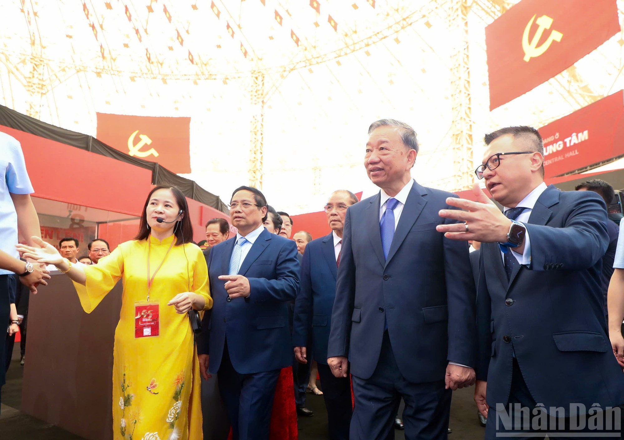 Le Quoc Minh, miembro del Comité Central del Partido Comunista de Vietnam (PCV) y el presidente-editor del periódico Nhan Dan, subjefe de la Comisión de Propaganda y Movilización de Masas del Comité Central del PCV y titular de la Asociación de Periodistas del país, presenta al secretario general To Lam, al primer ministro Pham Minh Chinh y a otros delegados la exposición titulada “95 años con la bandera del Partido iluminando el camino”. Le Quoc Minh, miembro del Comité Central del Partido Comunista de Vietnam (PCV) y el presidente-editor del periódico Nhan Dan, subjefe de la Comisión de Propaganda y Movilización de Masas del Comité Central del PCV y titular de la Asociación de Periodistas del país, presenta al secretario general To Lam, al primer ministro Pham Minh Chinh y a otros delegados la exposición titulada “95 años con la bandera del Partido iluminando el camino”.